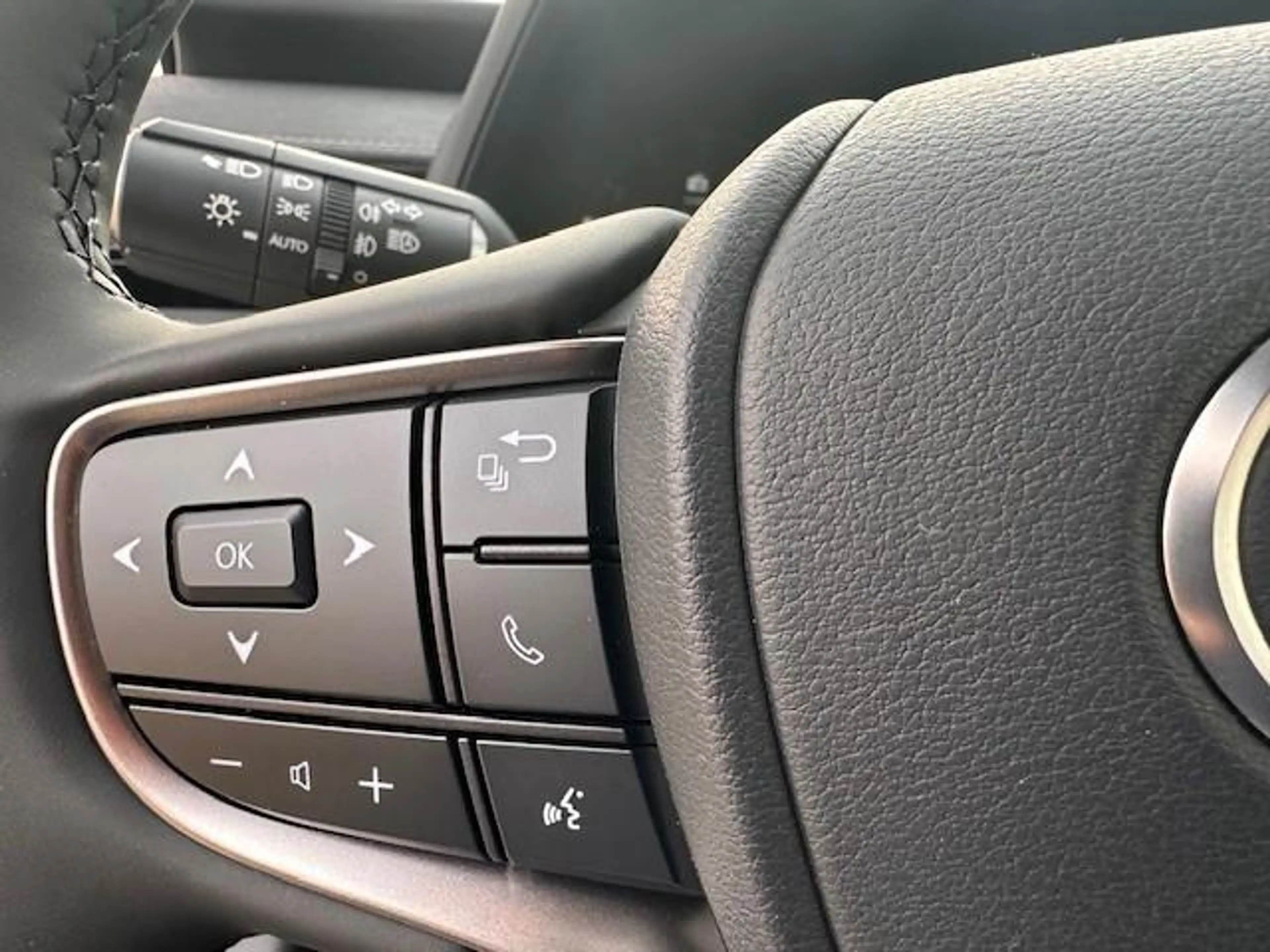 Lexus UX 300h 35th Edition — photo 12