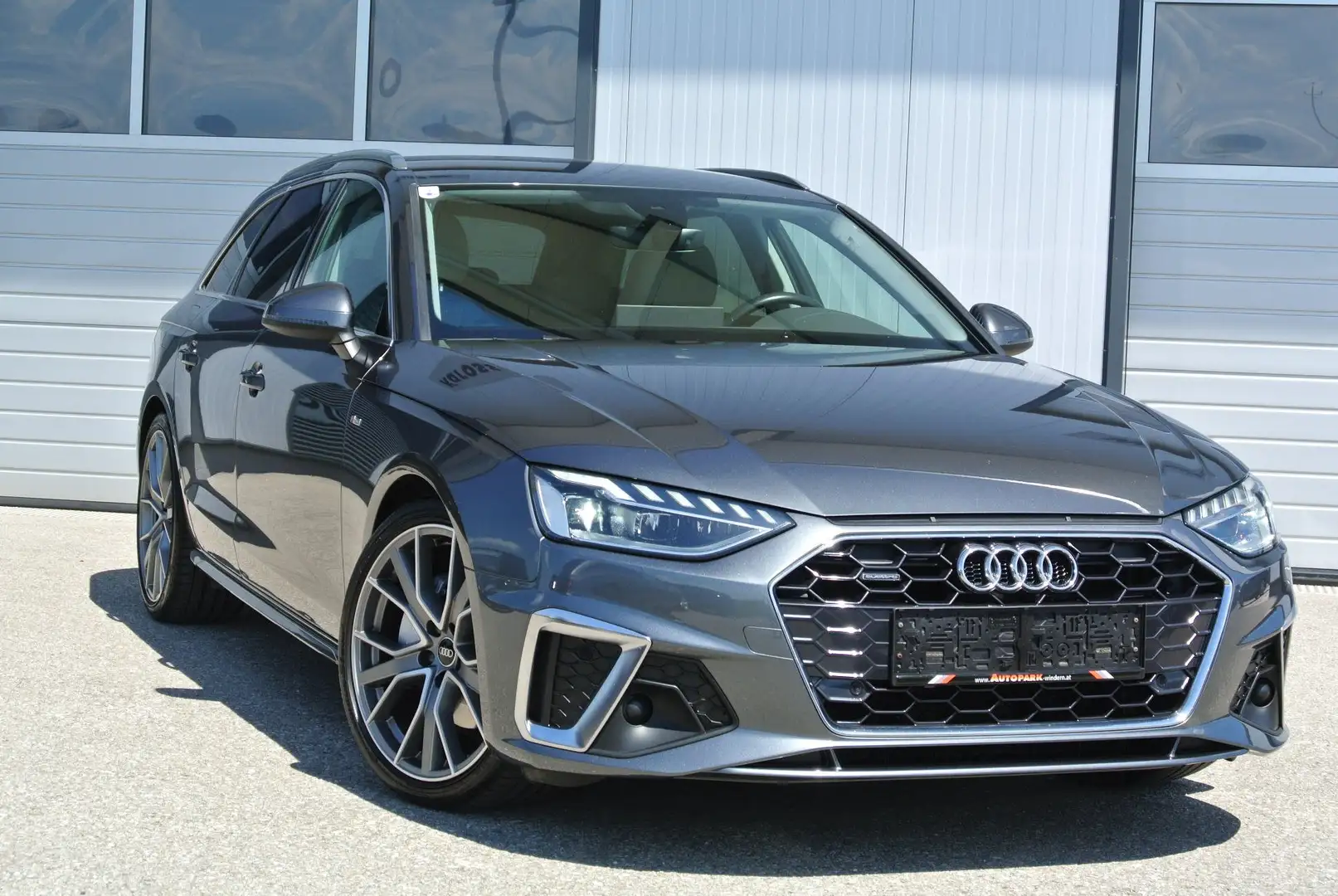 Audi A4 Avant 40 TDI quattro ** S line ** LEDER * AHK * Grau - 1