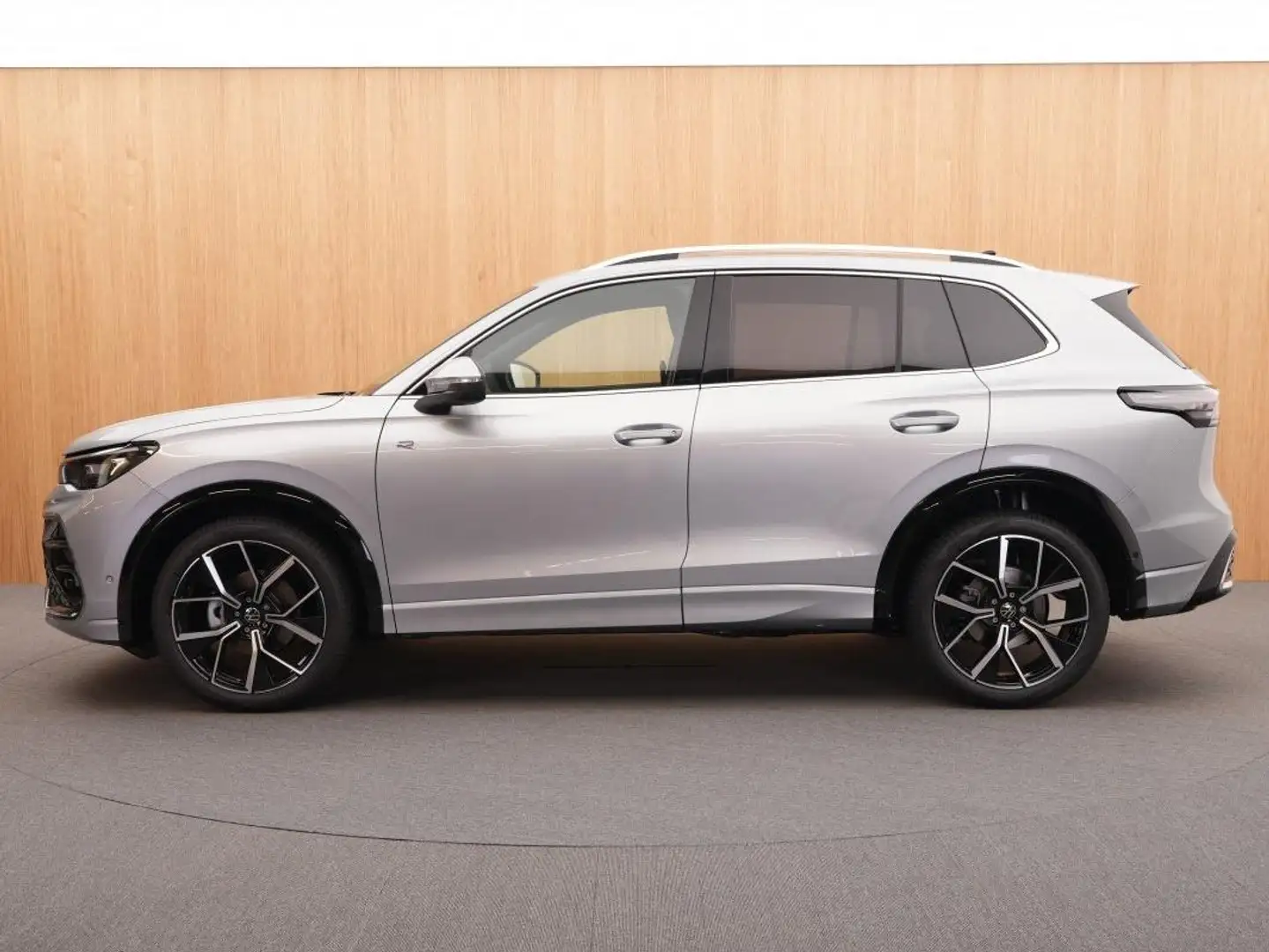 Volkswagen Tiguan R-Line 1.5 eTSI DSG, Panorama-/Schiebedach, AHK Silber - 2