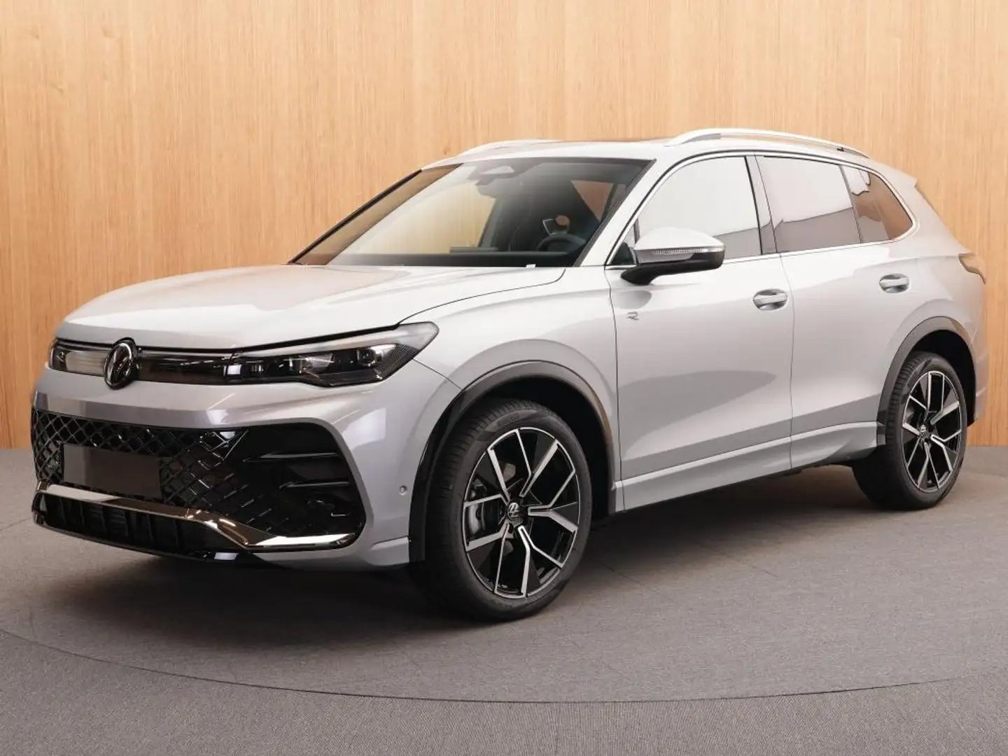 Volkswagen Tiguan R-Line 1.5 eTSI DSG, Panorama-/Schiebedach, AHK Silber - 1