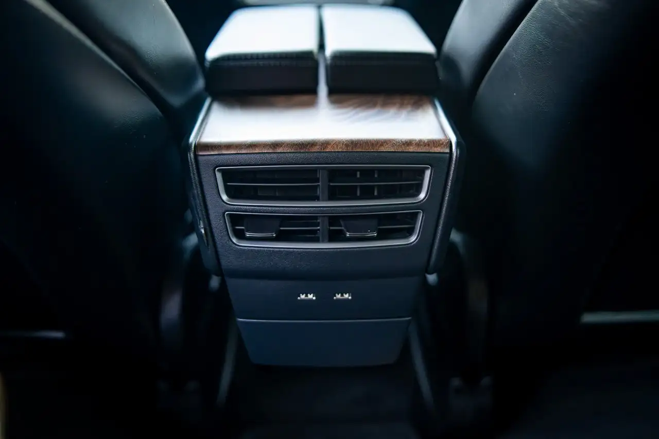 Tesla Model X снимка Tesla Model X