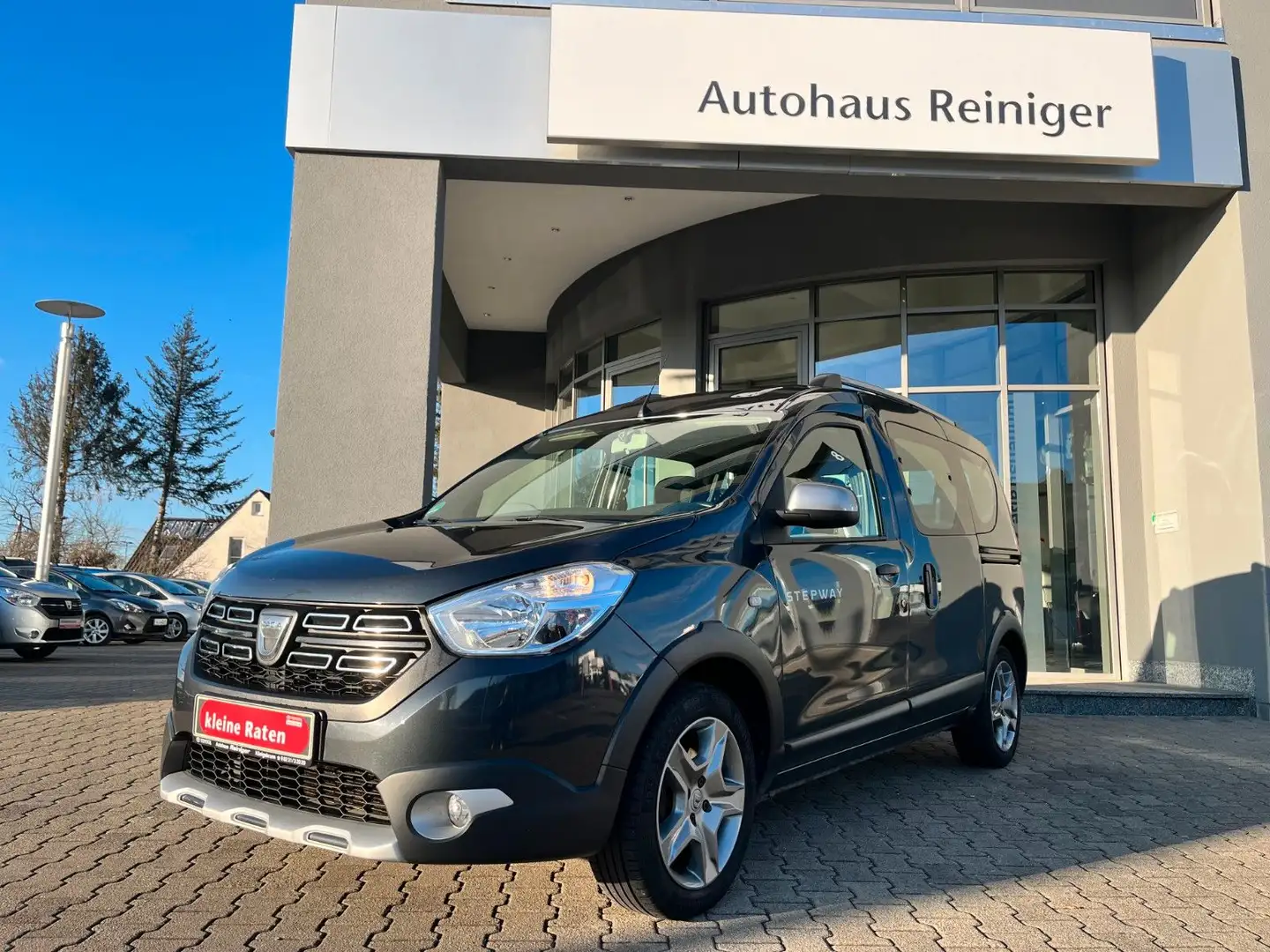 Dacia Dokker Stepway Plus Turbo*1.Hand,AHK,Kamera,SHZ Grau - 1