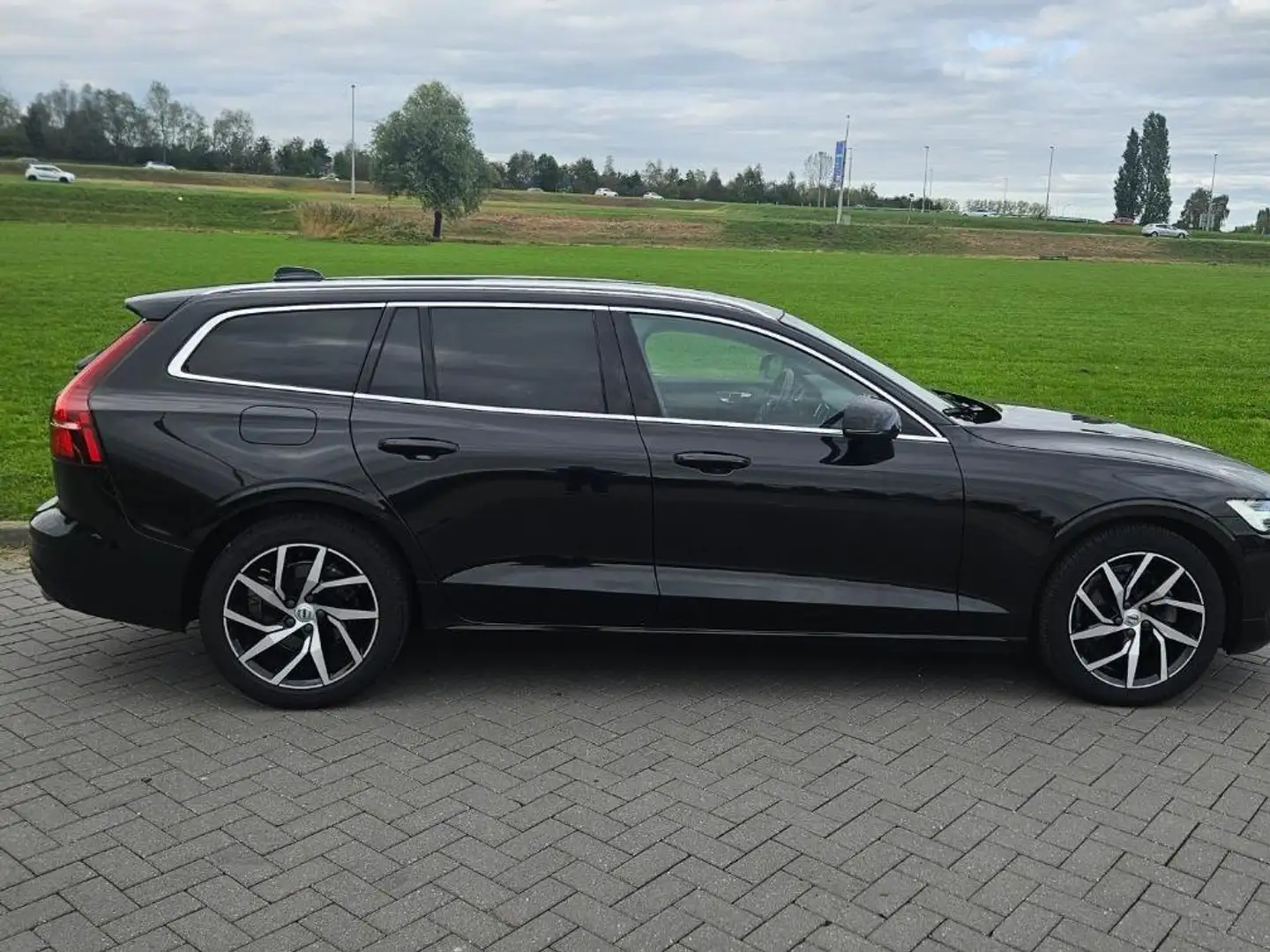 Volvo V60 V60 2.0 D3 Momentum Zwart - 2