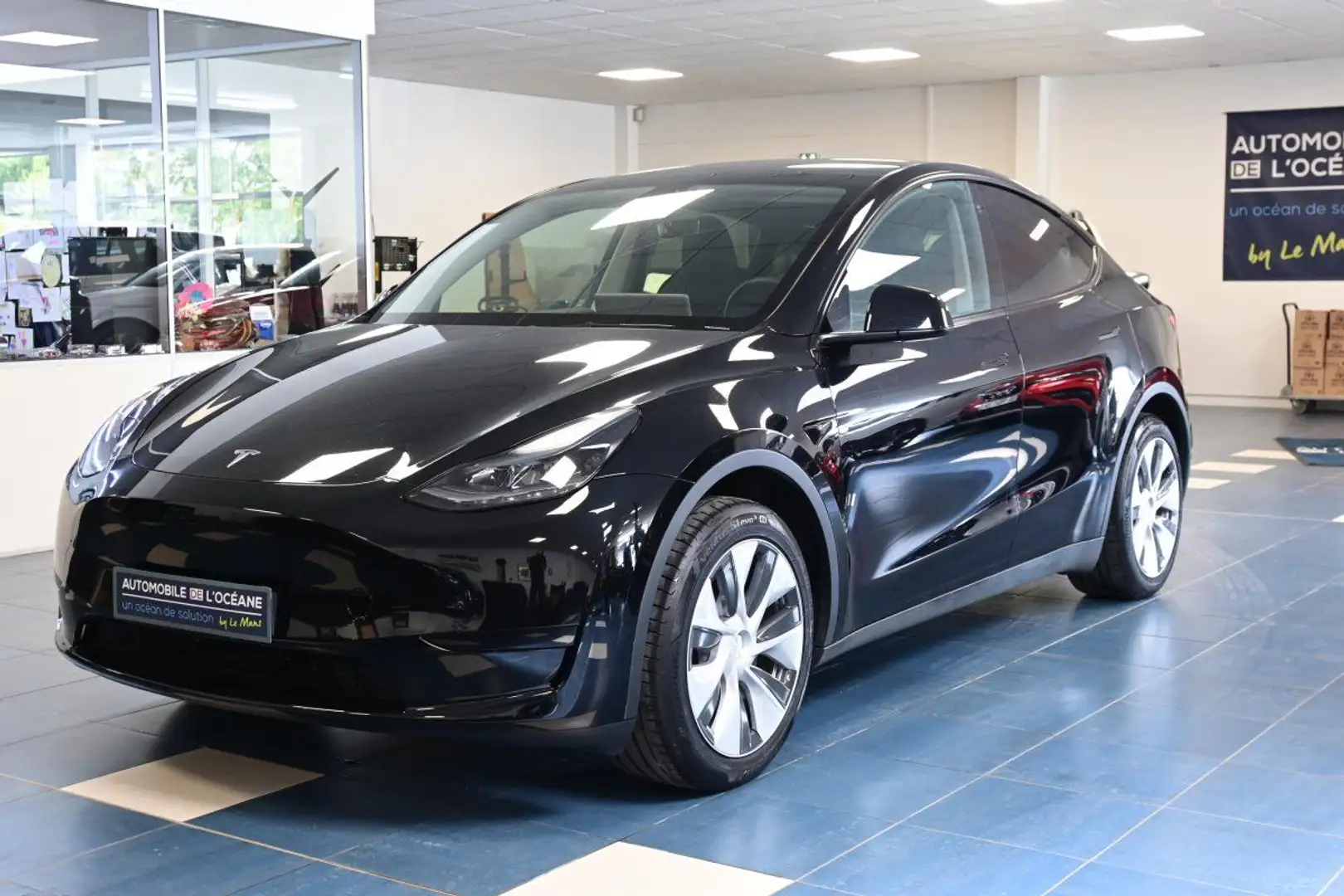 Tesla Model Y Standard RWD Noir - 1
