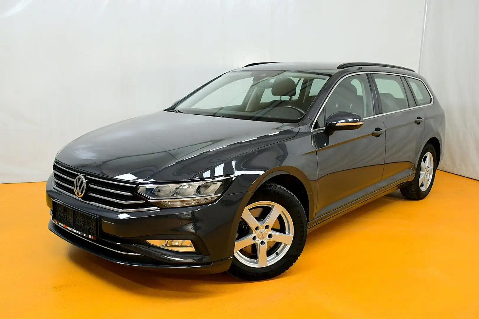 Volkswagen Passat Variant Business 1,6 SCR TDI DSG Grau - 1