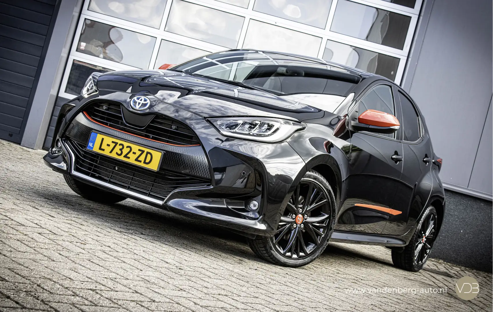 Toyota Yaris 1.5 Hybrid Executive Sport PANO CAMERA JBL Origine Zwart - 1