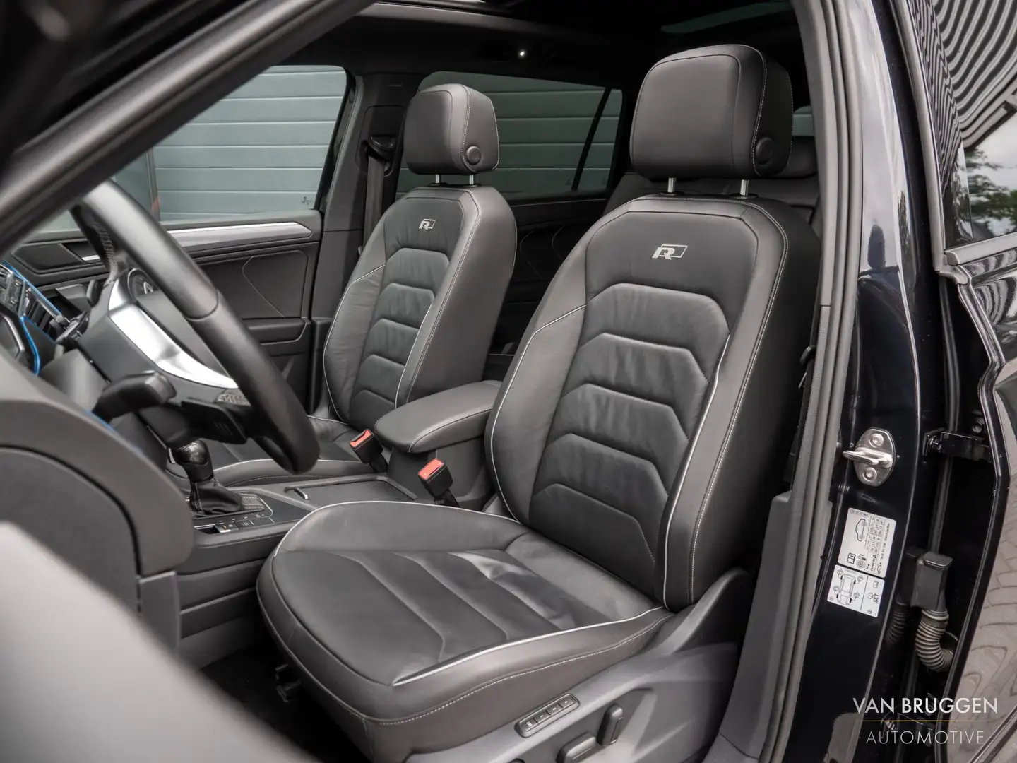 Volkswagen Tiguan Allspace 1.5 TSI 3x R-Line 7p. Pano Leer Trekhaak 360 Zwart - 2