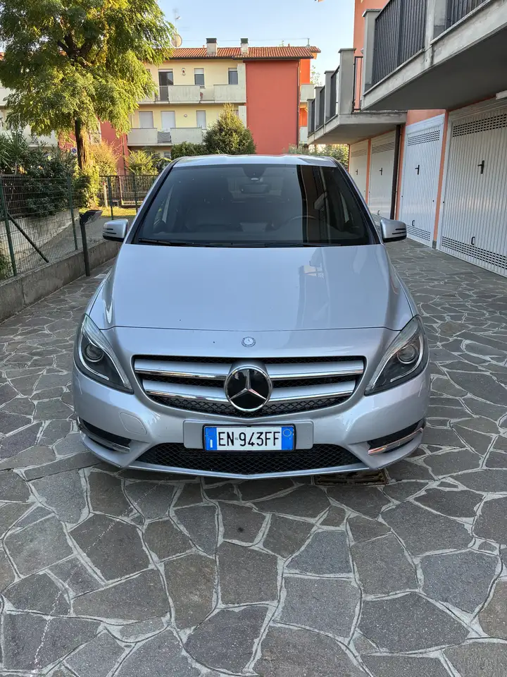 Mercedes-Benz B 180