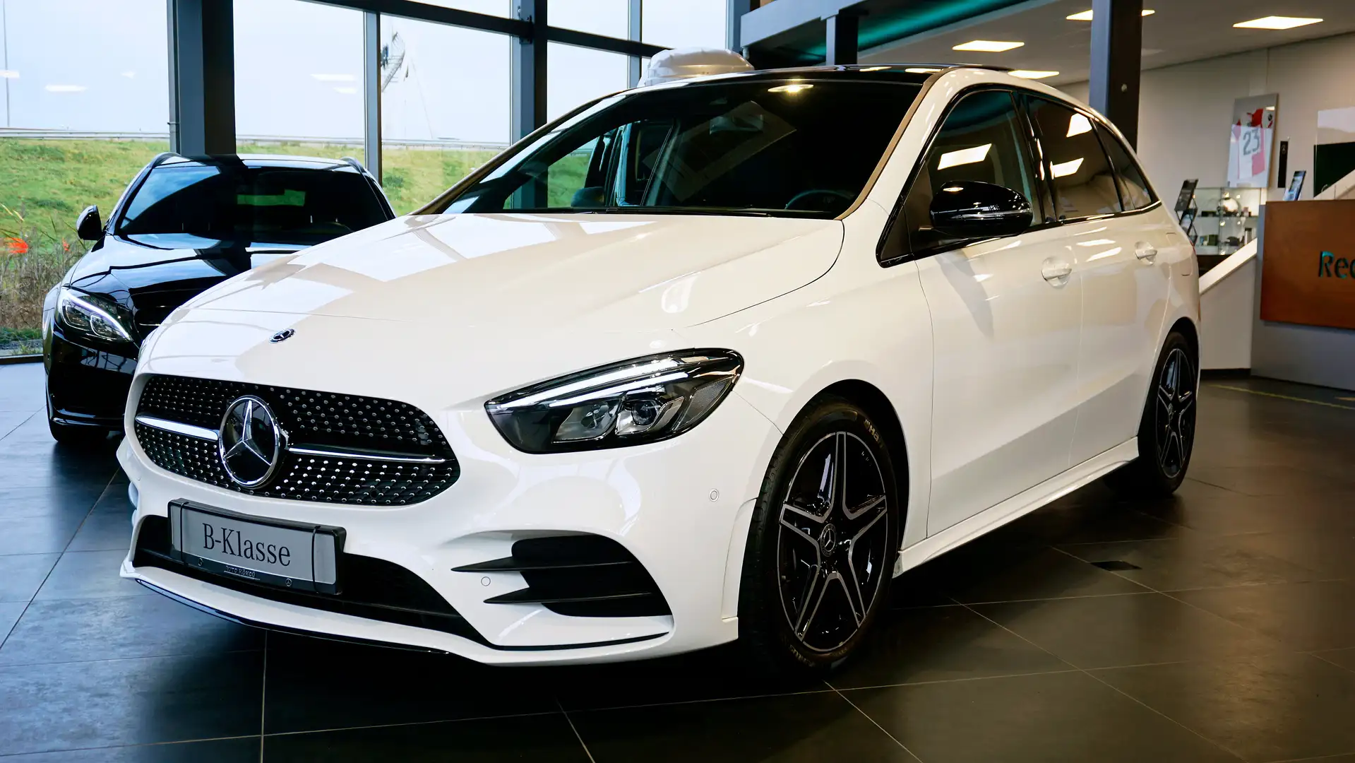 Mercedes-Benz B 250 AMG | Nightpakket | Panorama | LED | Camera | Bílá - 1
