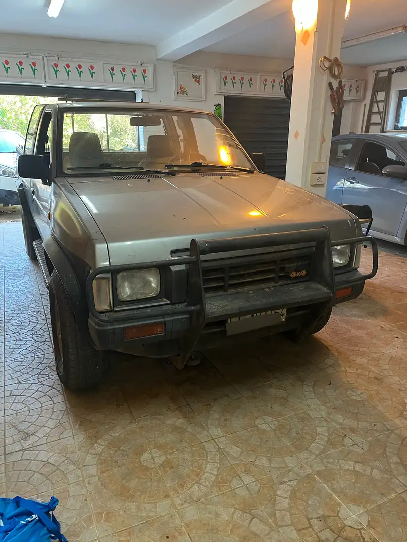 Nissan Pick Up - 1