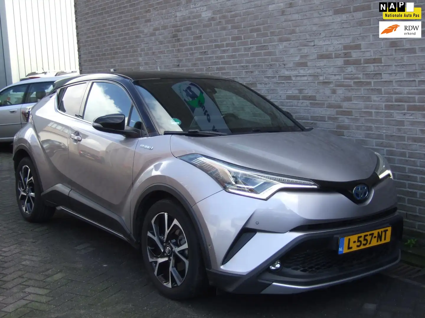 Toyota C-HR 1.8 Hybrid Executive - Stoelverwarming - Navigatie Grau - 1