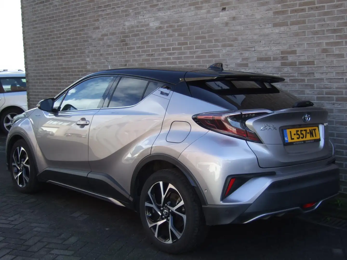 Toyota C-HR 1.8 Hybrid Executive - Stoelverwarming - Navigatie Grau - 2