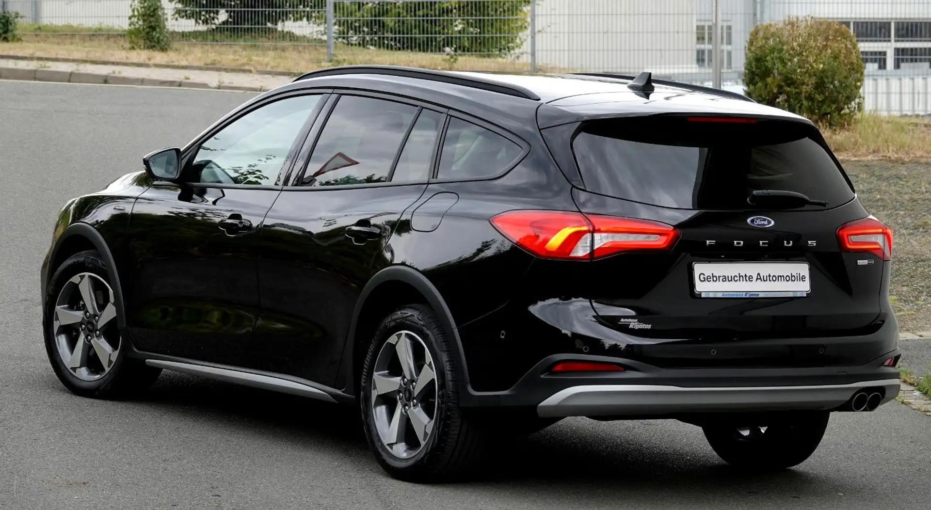 Ford Focus Turnier  *ACTIVE* CROSSOVER* MEGA VOLL* Zwart - 2
