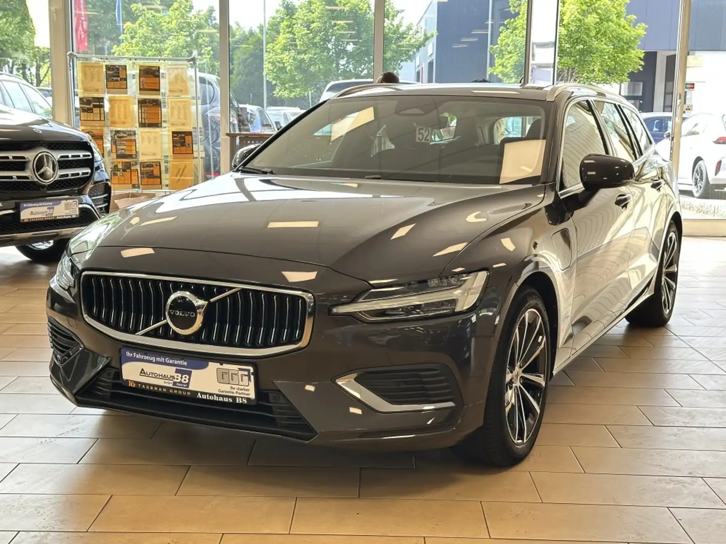 Volvo V60 Core Recharge*Plug-In*AWD*SHZ*R.Cam*AHK*LED Grau - 1