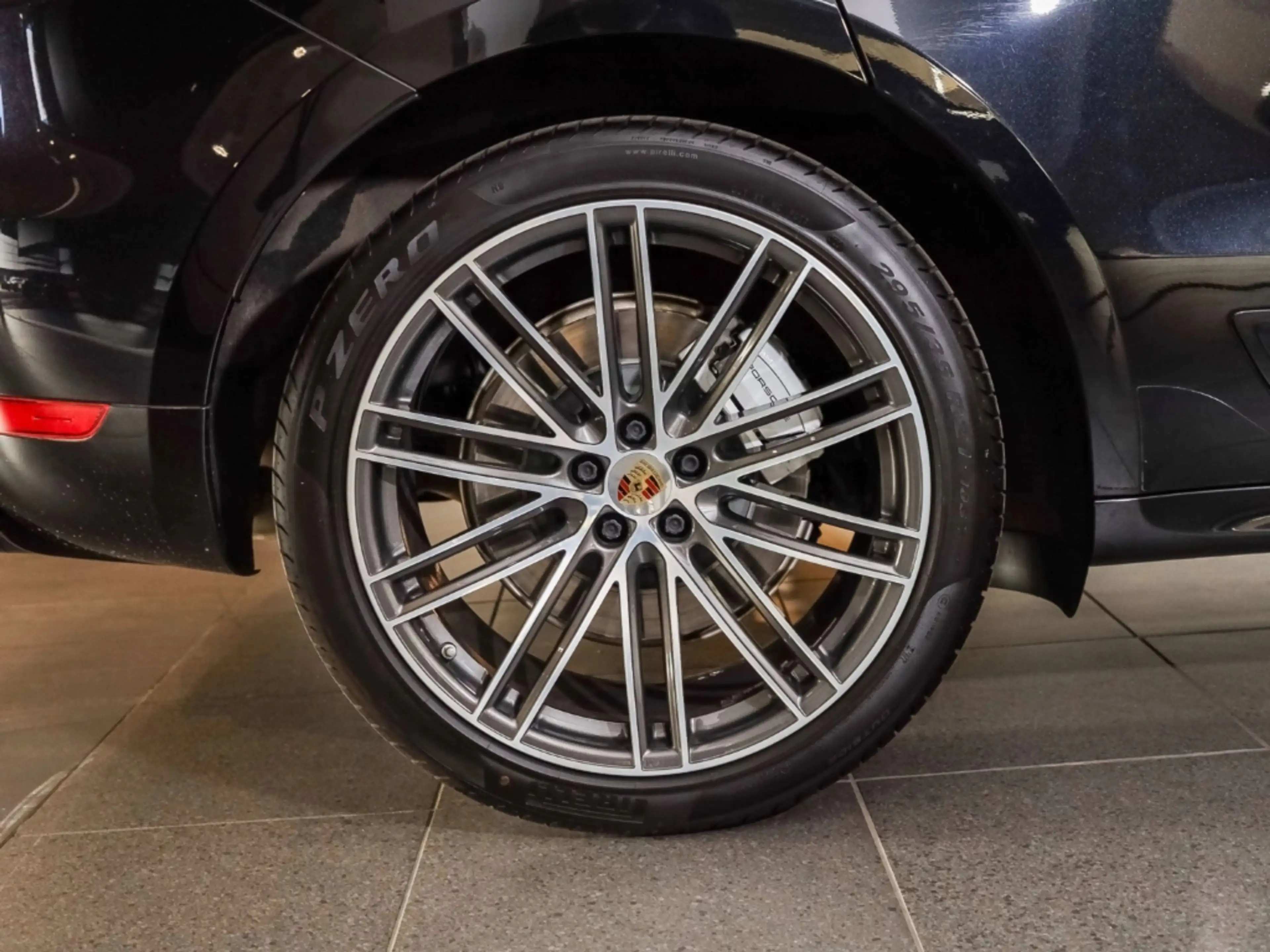 Porsche Macan Turbo — photo 8