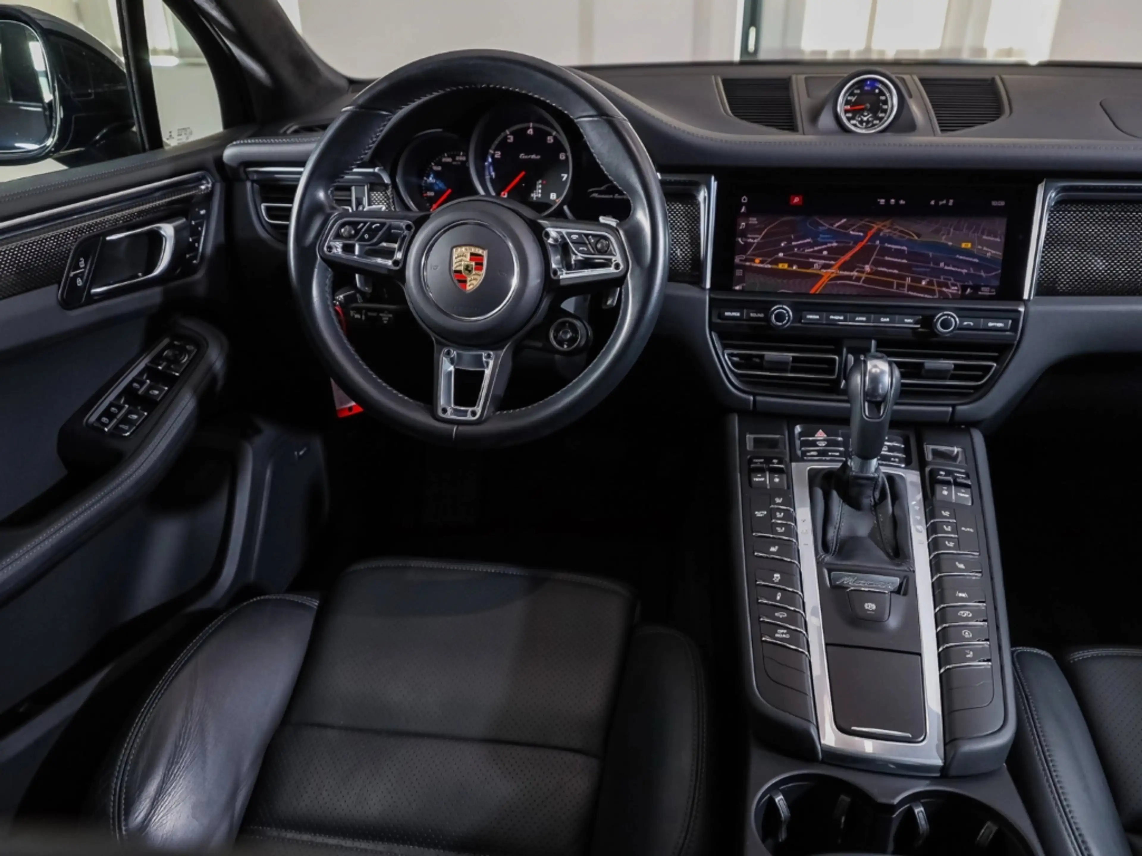 Porsche Macan Turbo — photo 14