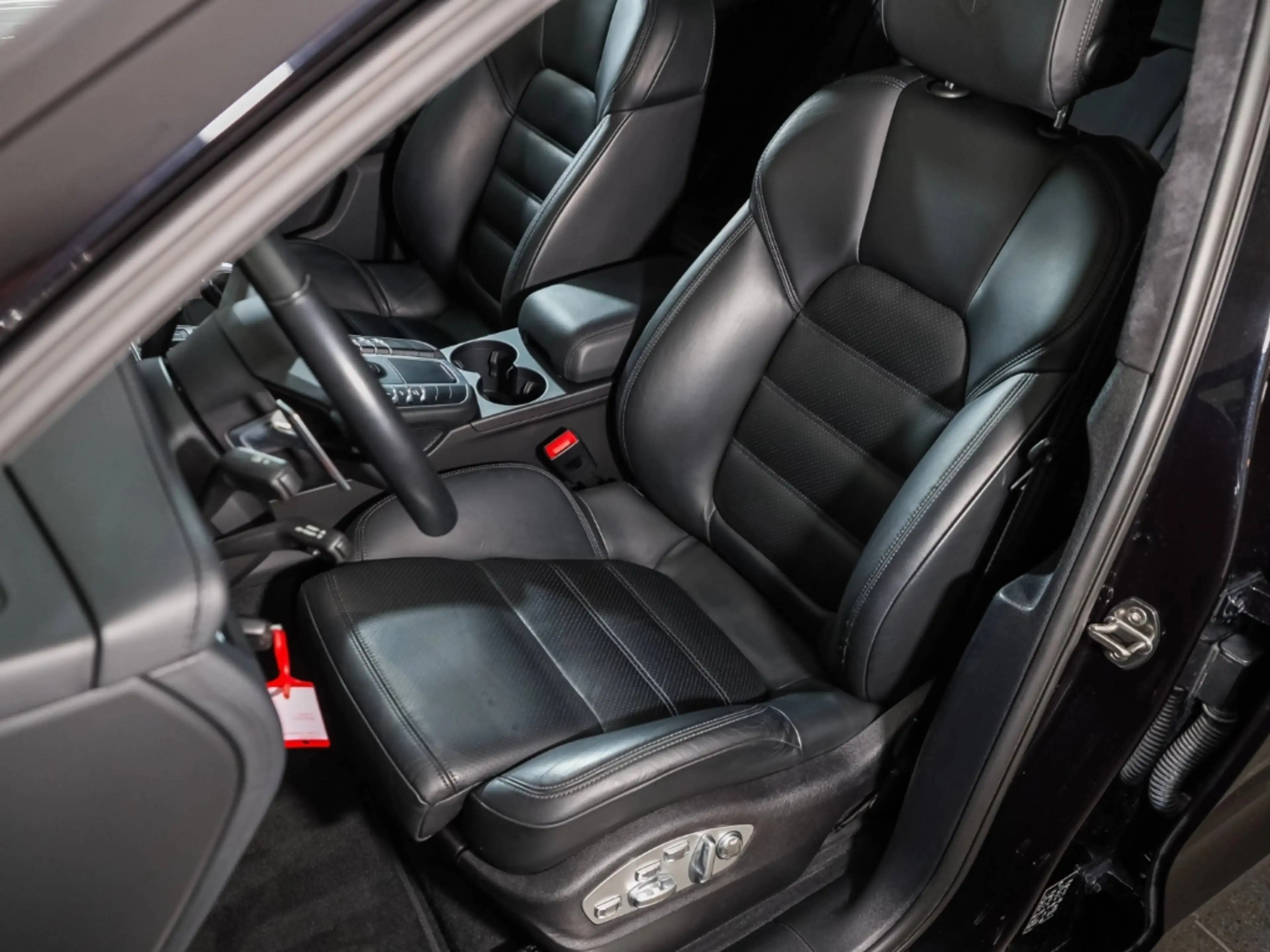 Porsche Macan Turbo — photo 12