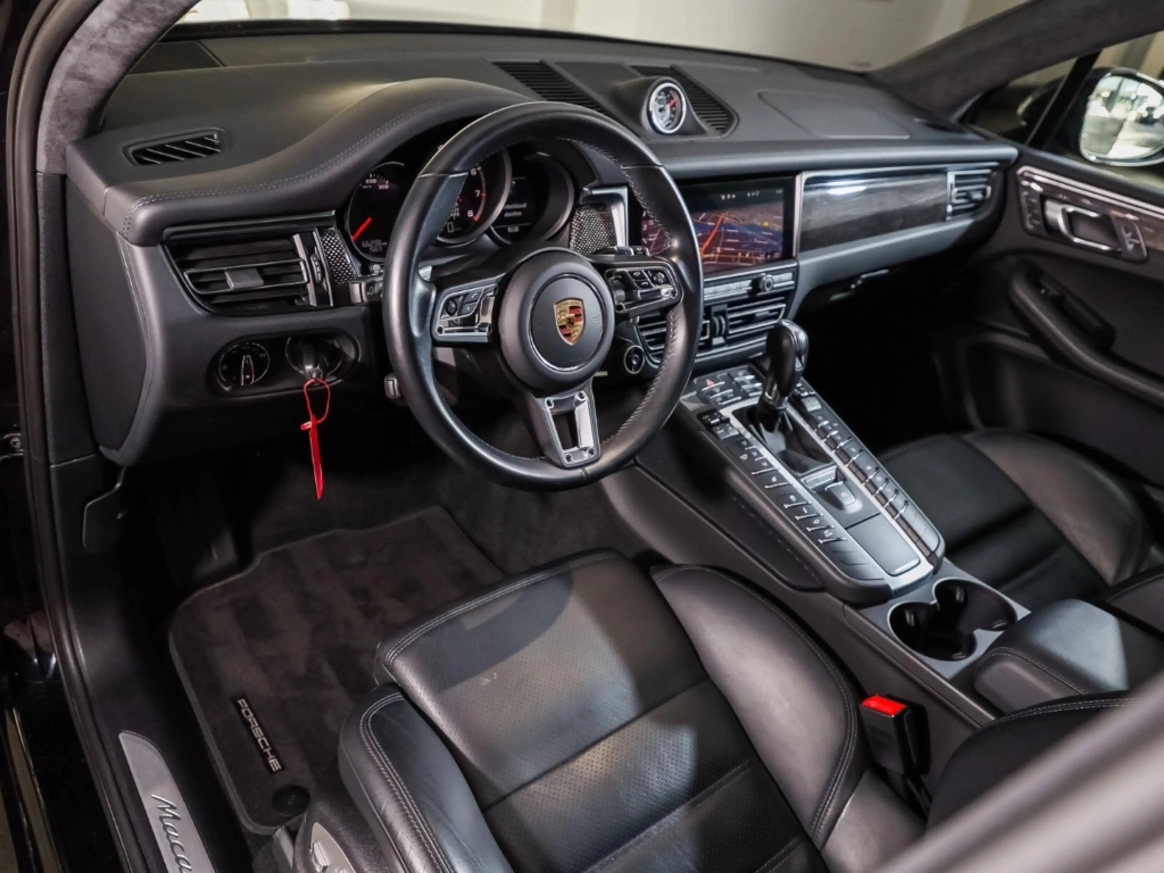 Porsche Macan Turbo — photo 11