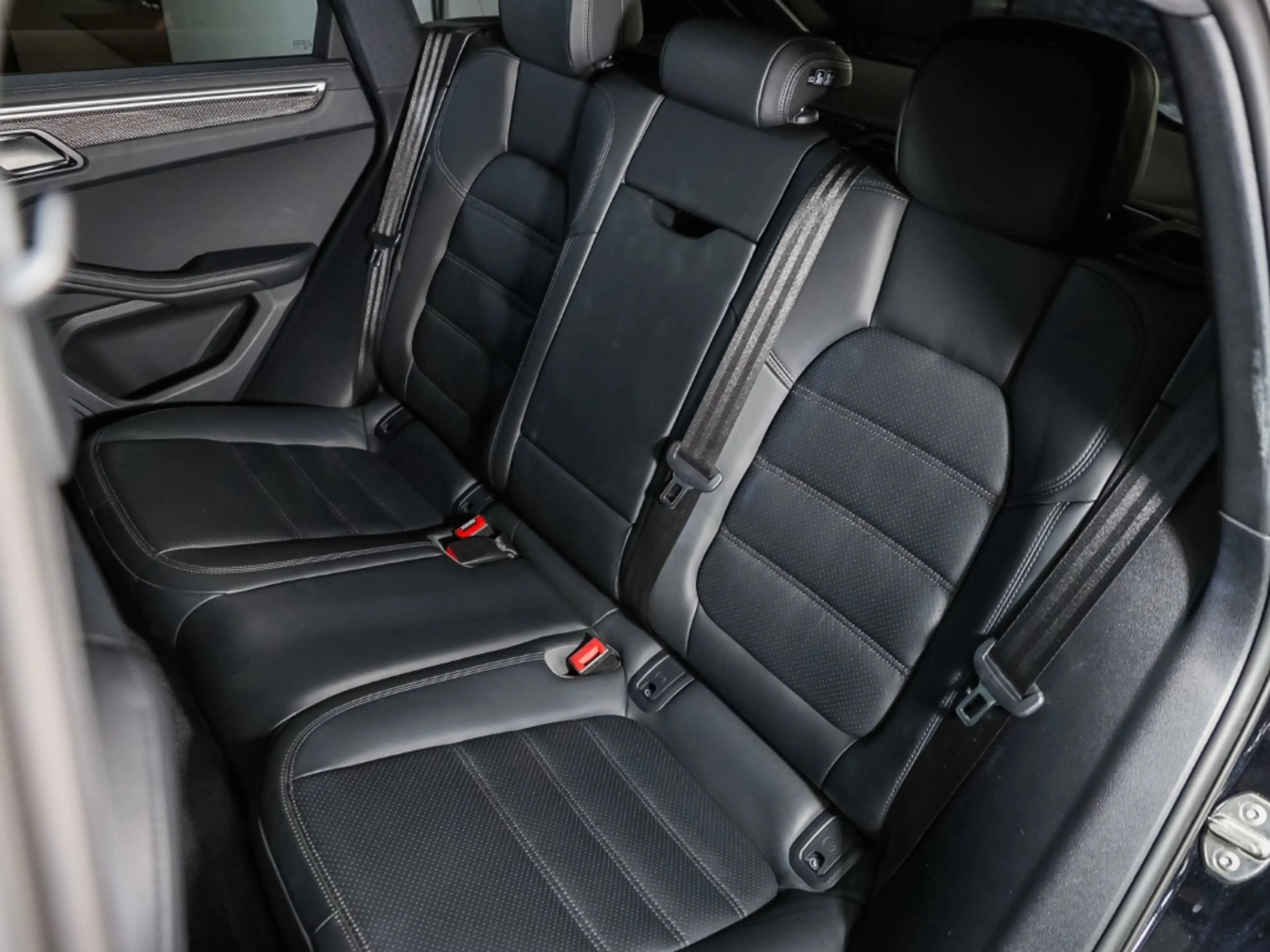 Porsche Macan Turbo — photo 13