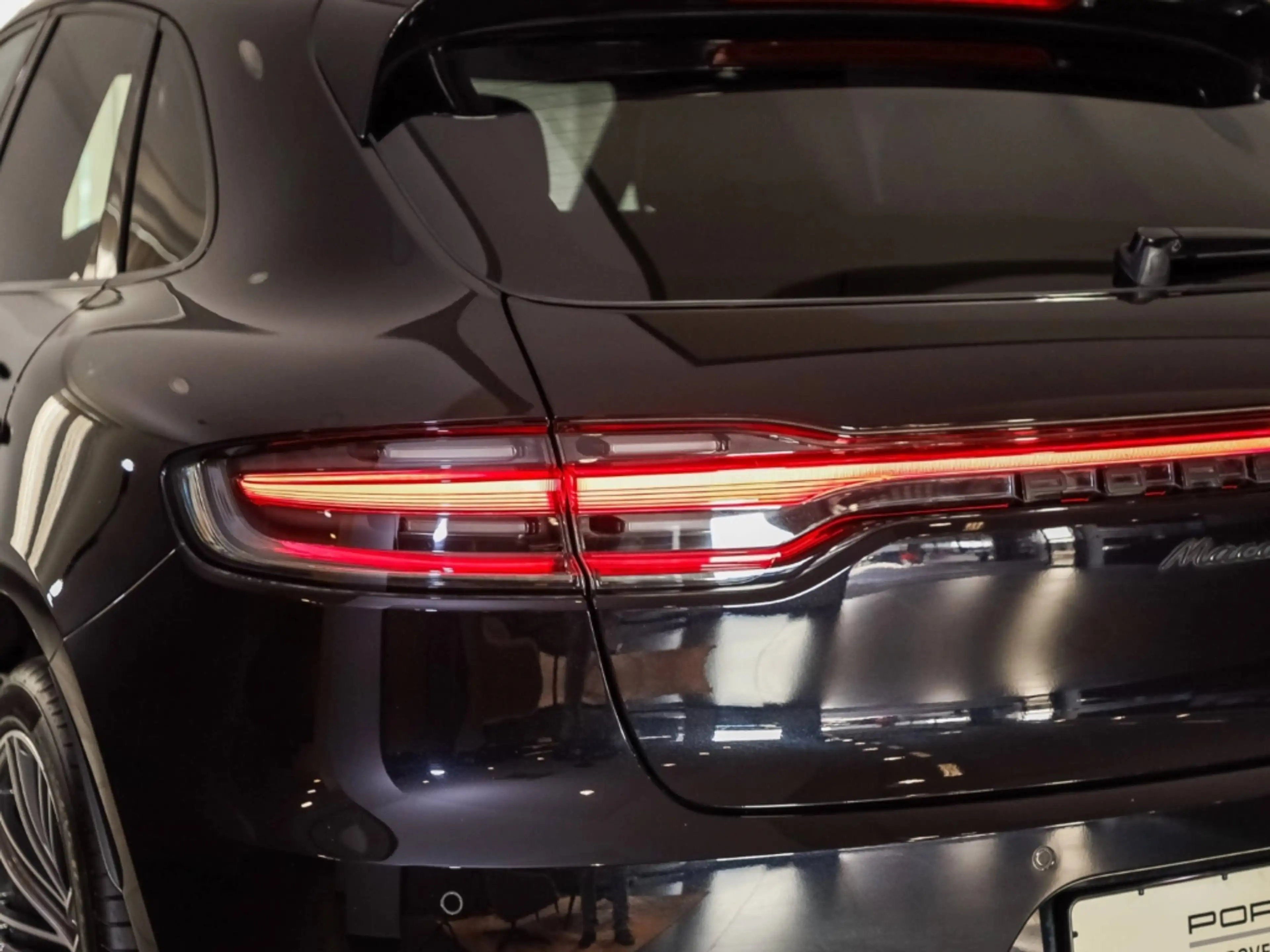 Porsche Macan Turbo — photo 10