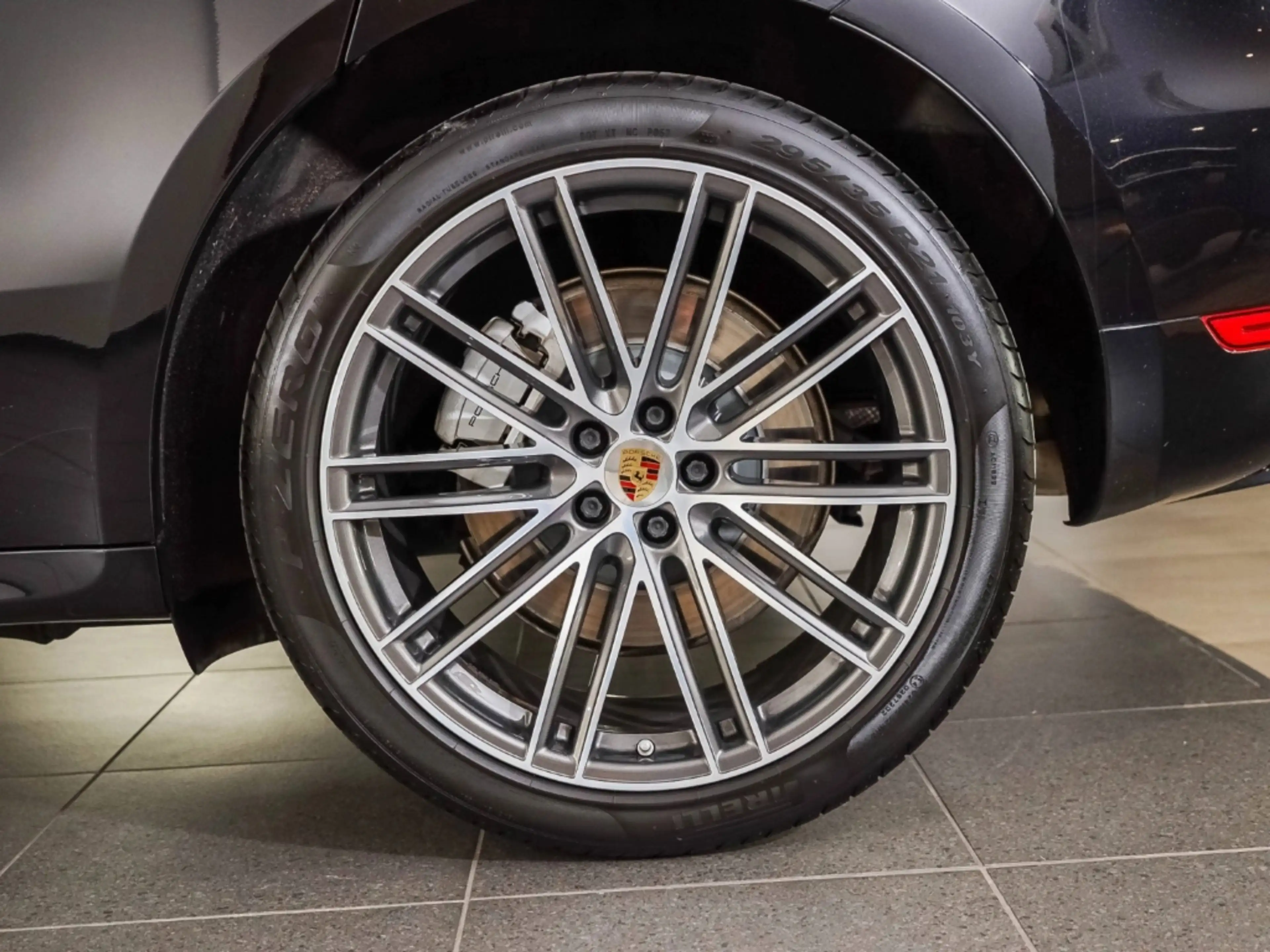 Porsche Macan Turbo — photo 7