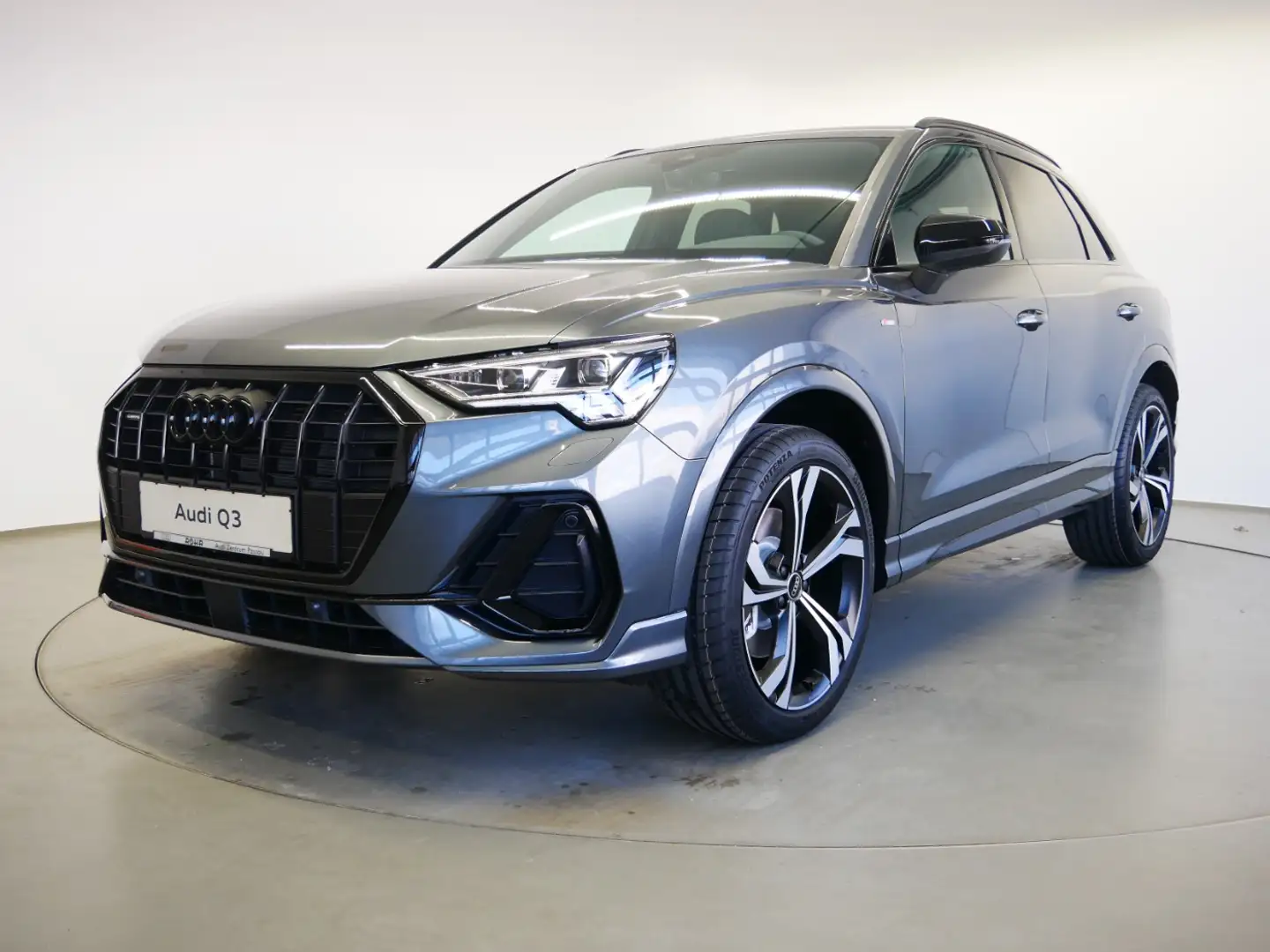 Audi Q3 S line 40 TFSI quattro 140(190)  S tronic Grau - 2