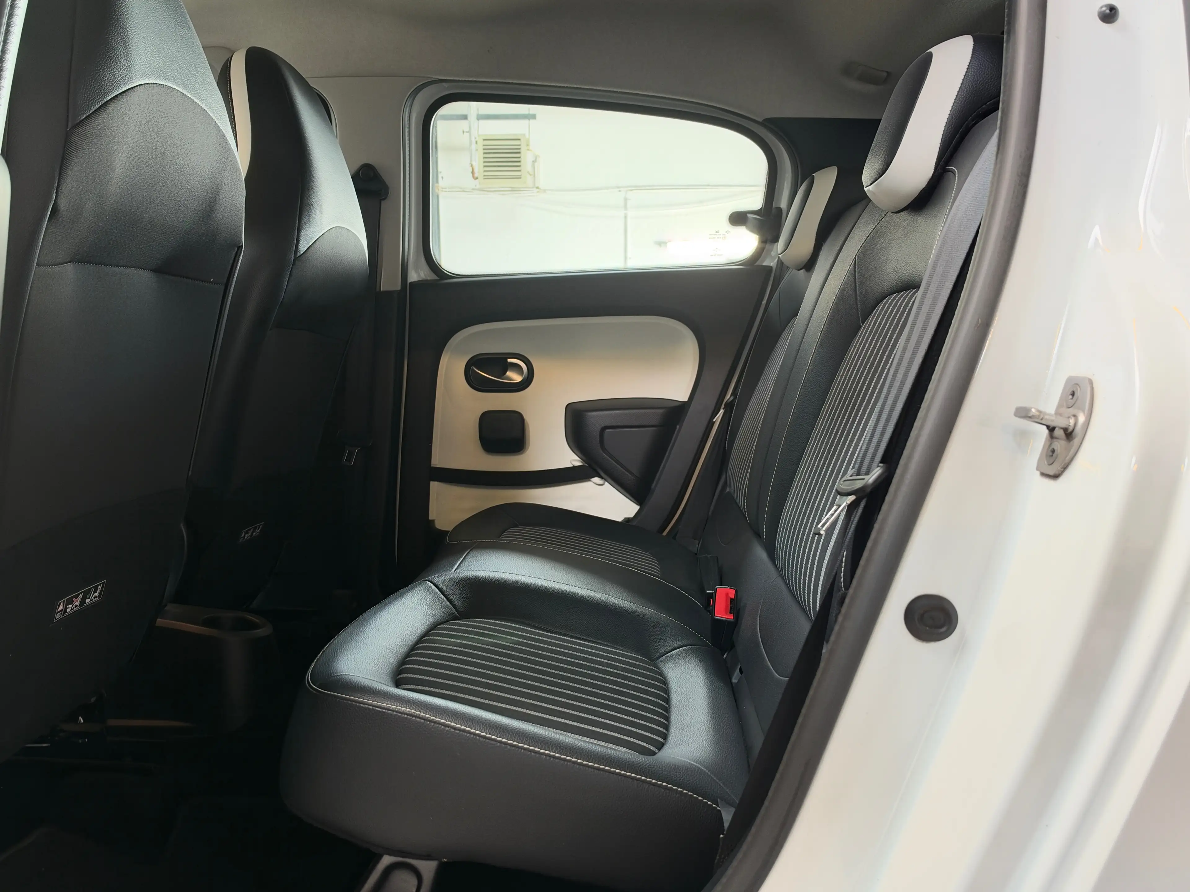 Renault Twingo Intens Automatik Klima Temp CarPlay — photo 9