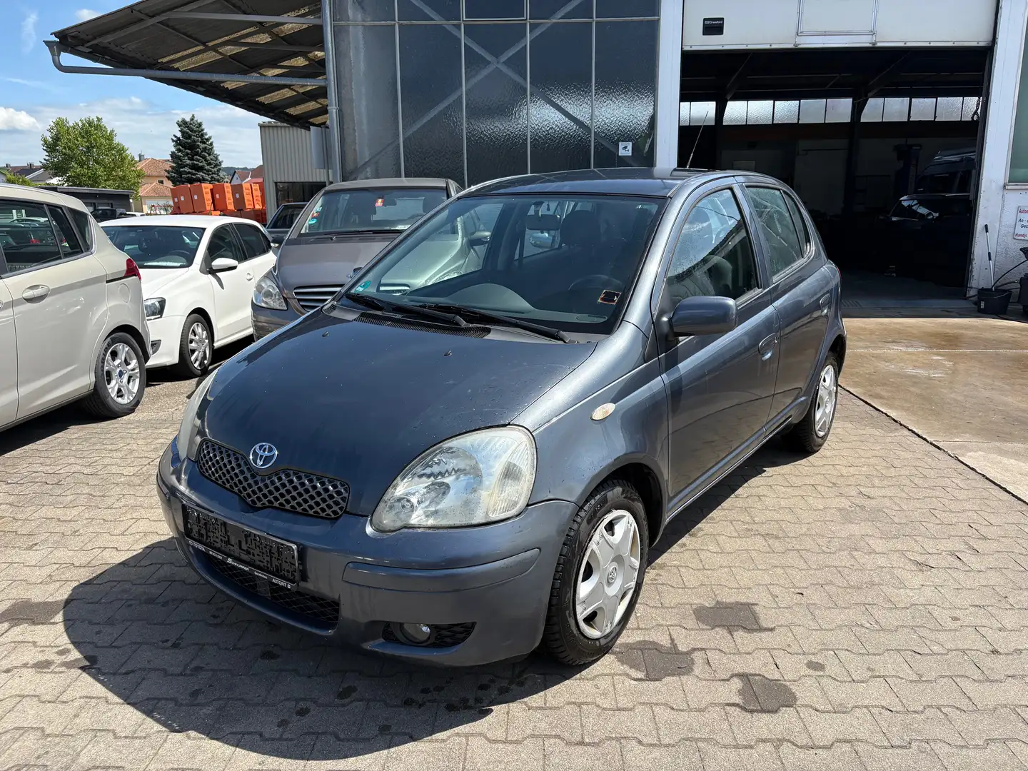 Toyota Yaris 1.3 tüv 09/2026 Šedá - 1
