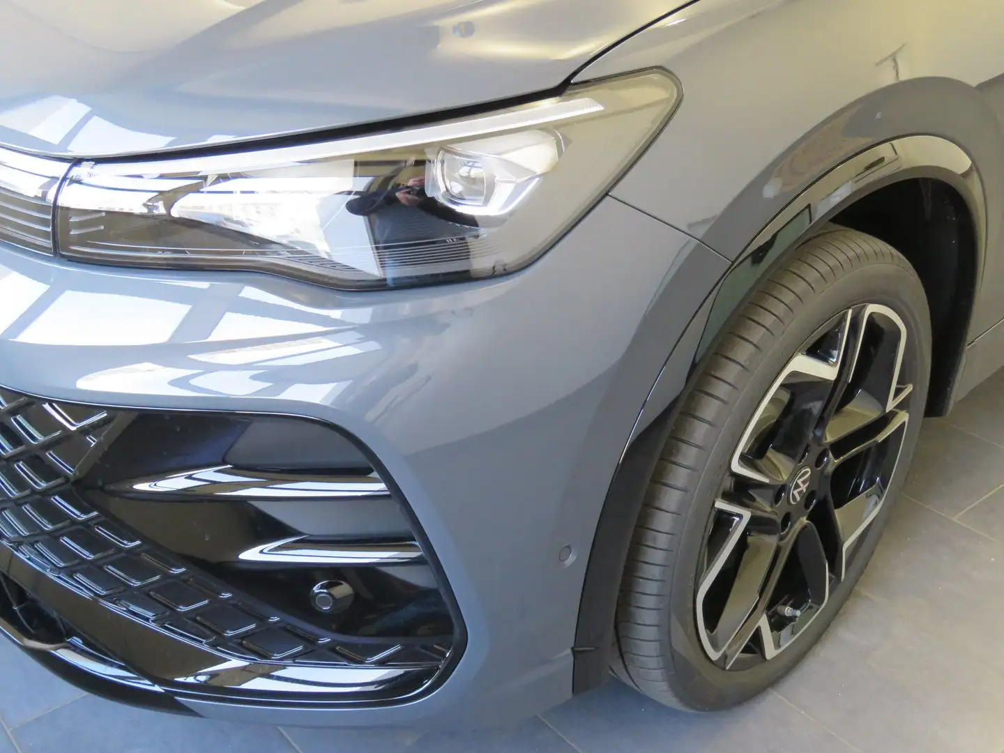 Volkswagen Tiguan Sport TDI DSG Grau - 2