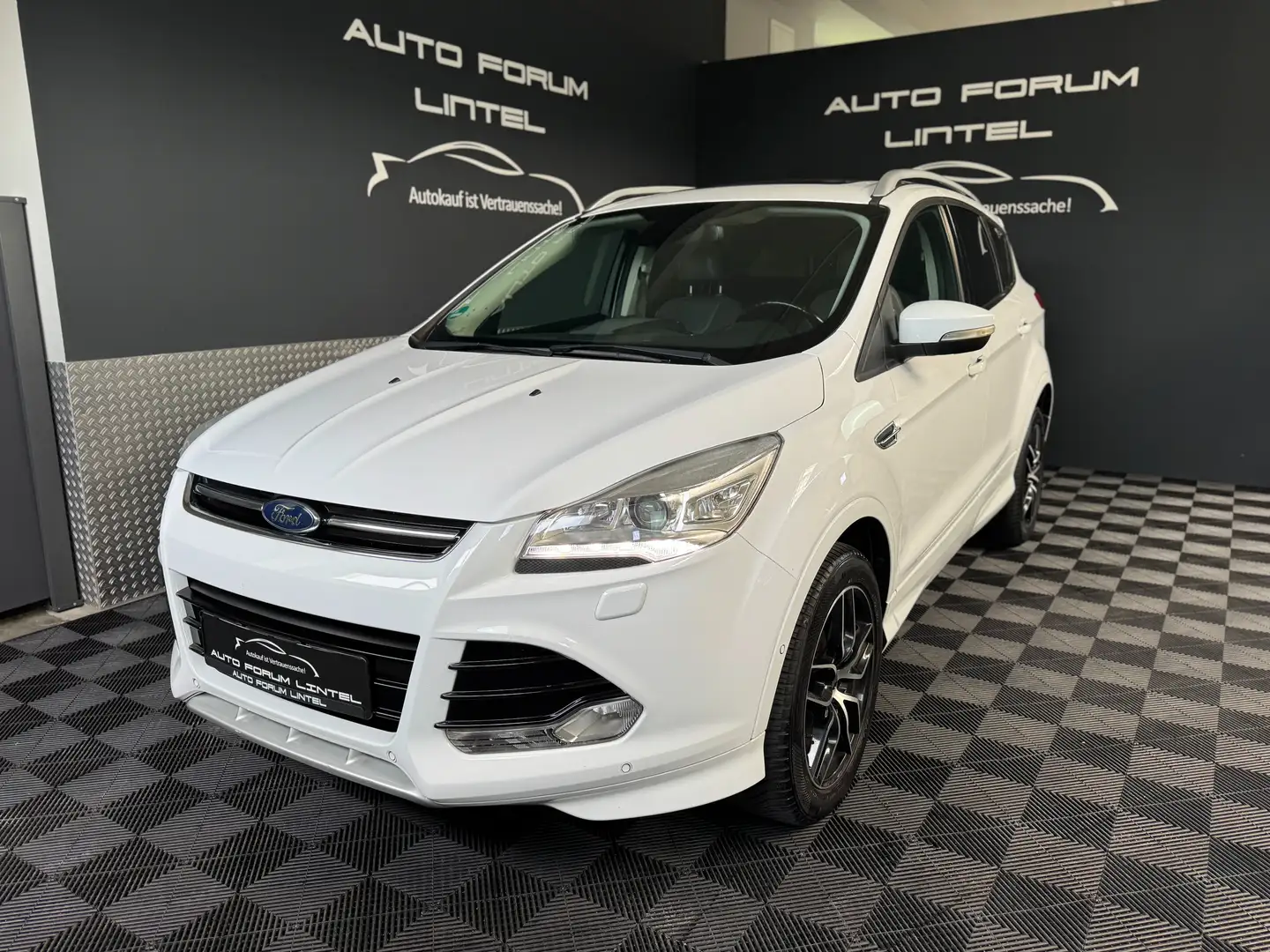 Ford Kuga Individual-PANO-LED-SZH-NAVI-KAMERA-8XBEREIFT-ALU Weiß - 1