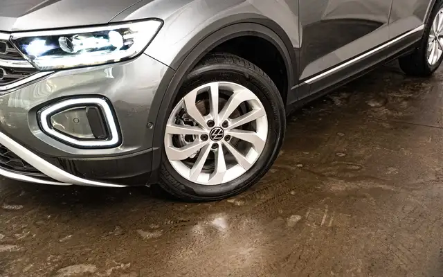 Volkswagen T-Roc view 5