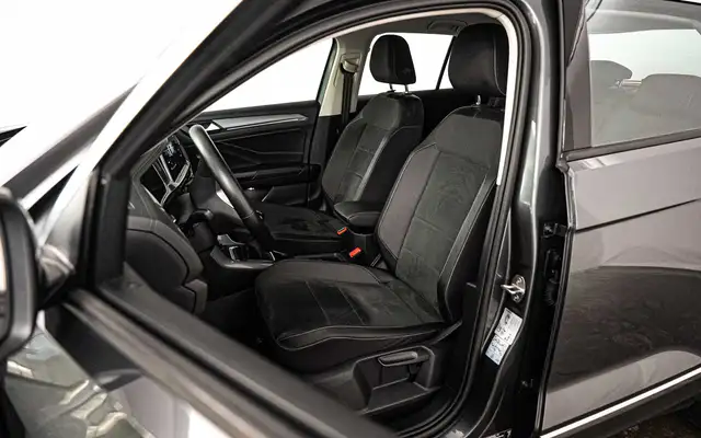 Volkswagen T-Roc view 8