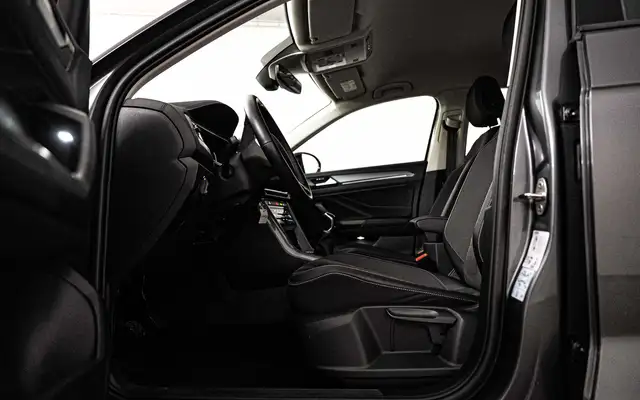 Volkswagen T-Roc view 9