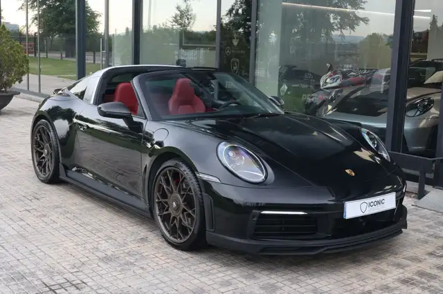 Porsche 992 view 3
