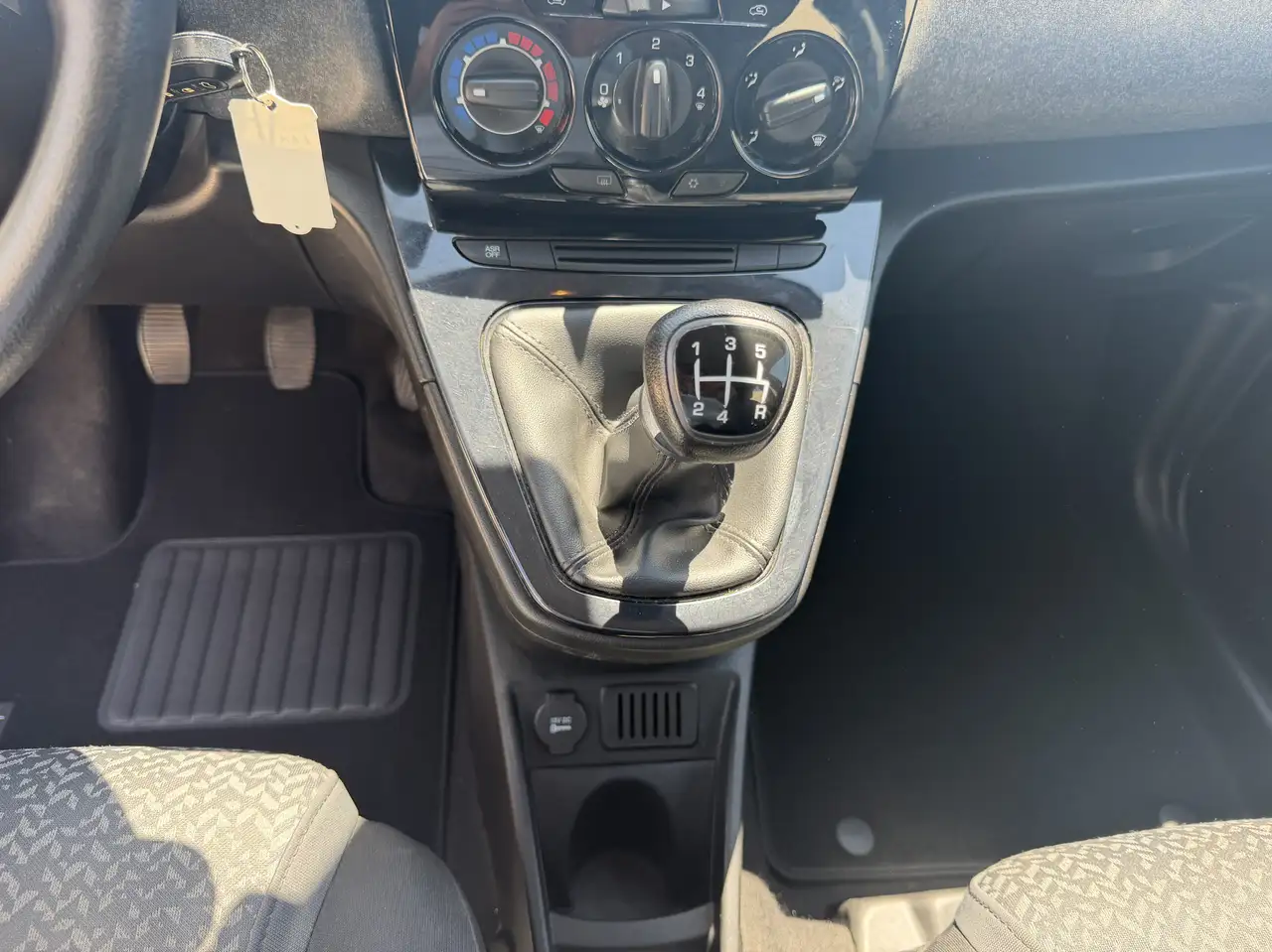 Lancia Ypsilon 2021 — фото 11