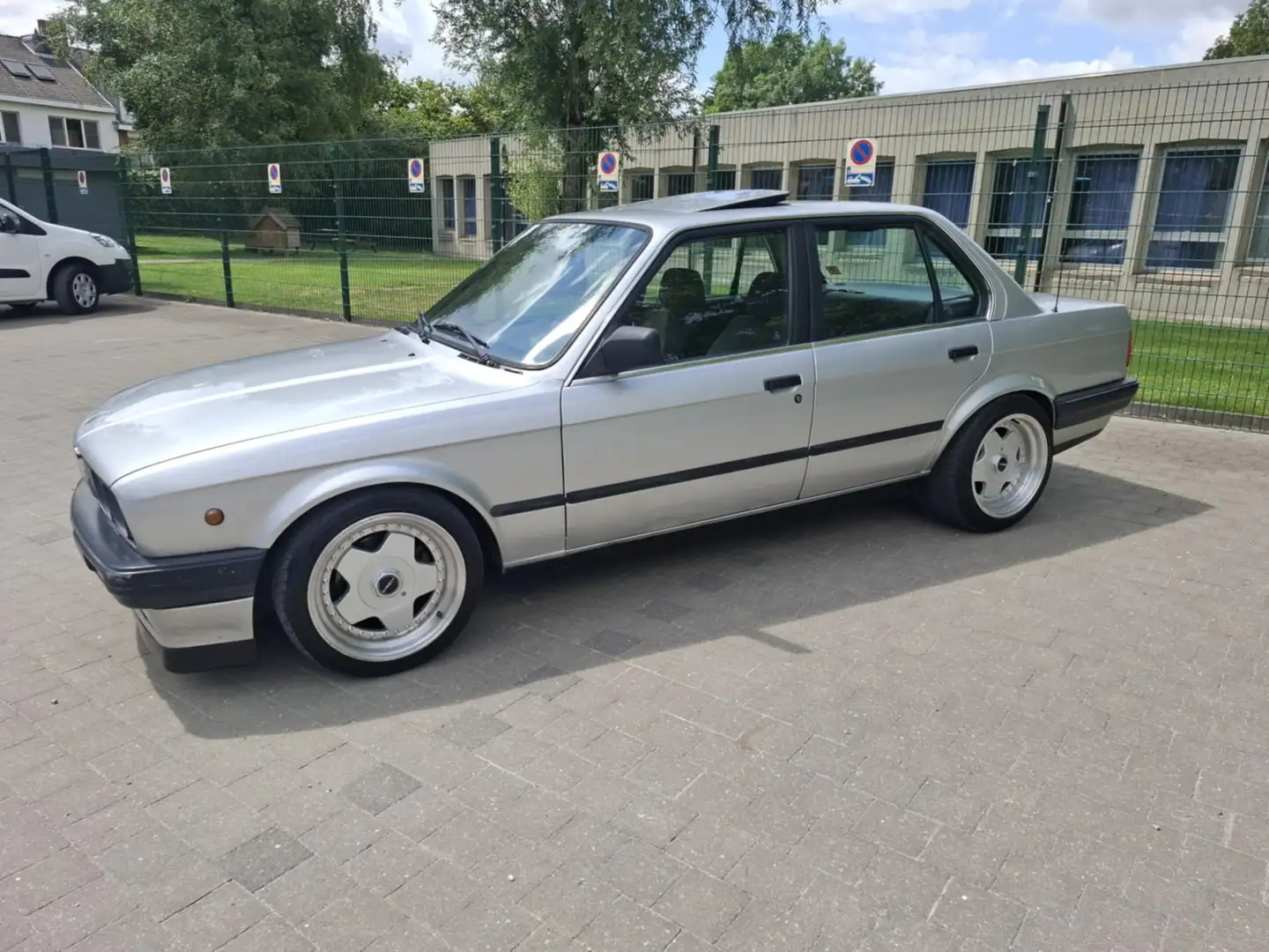 BMW 320 I e30 4p. Argent - 1