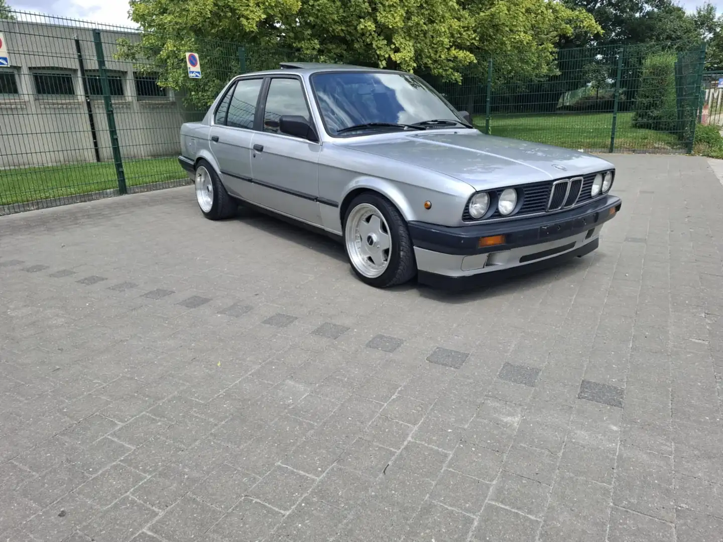 BMW 320 I e30 4p. Argent - 2