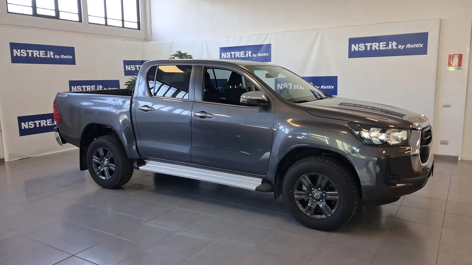 Toyota Hilux 2024 2.4 d-4d double cab Lounge auto PREZZO + IVA Gris - 2