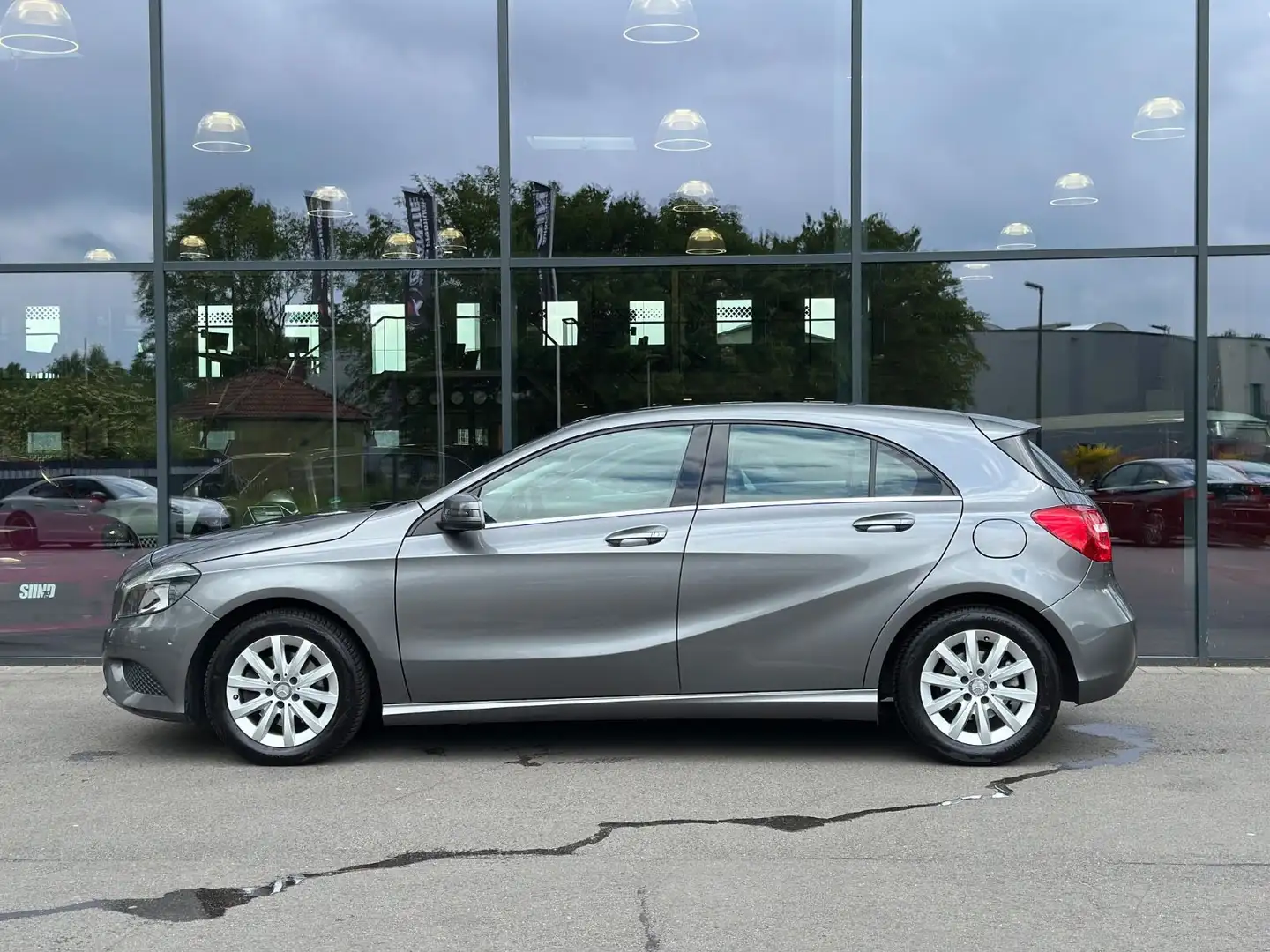 Mercedes-Benz A 180 BlueEFFICIENCY Style NAV/SHZ/R-CAM/AHK/LM Gris - 2