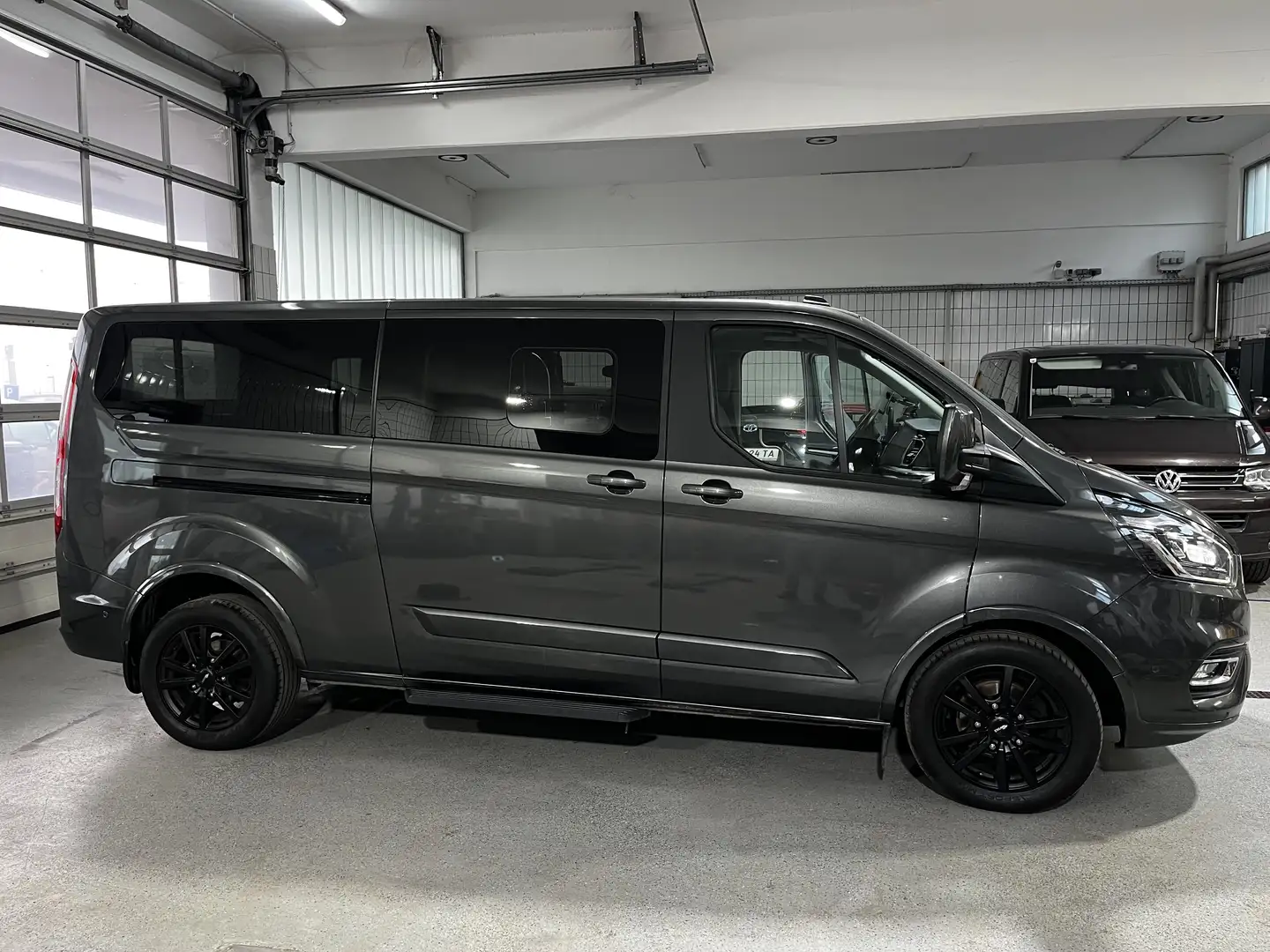 Ford Tourneo Custom 2,0 EcoBlue 320 L2 Titanium Aut. Silber - 1
