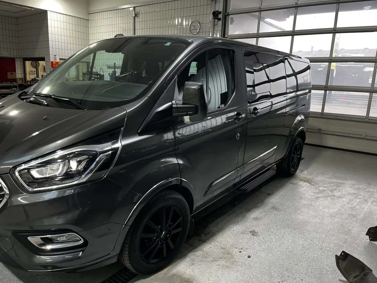 Ford Tourneo Custom 2,0 EcoBlue 320 L2 Titanium Aut. Silber - 2