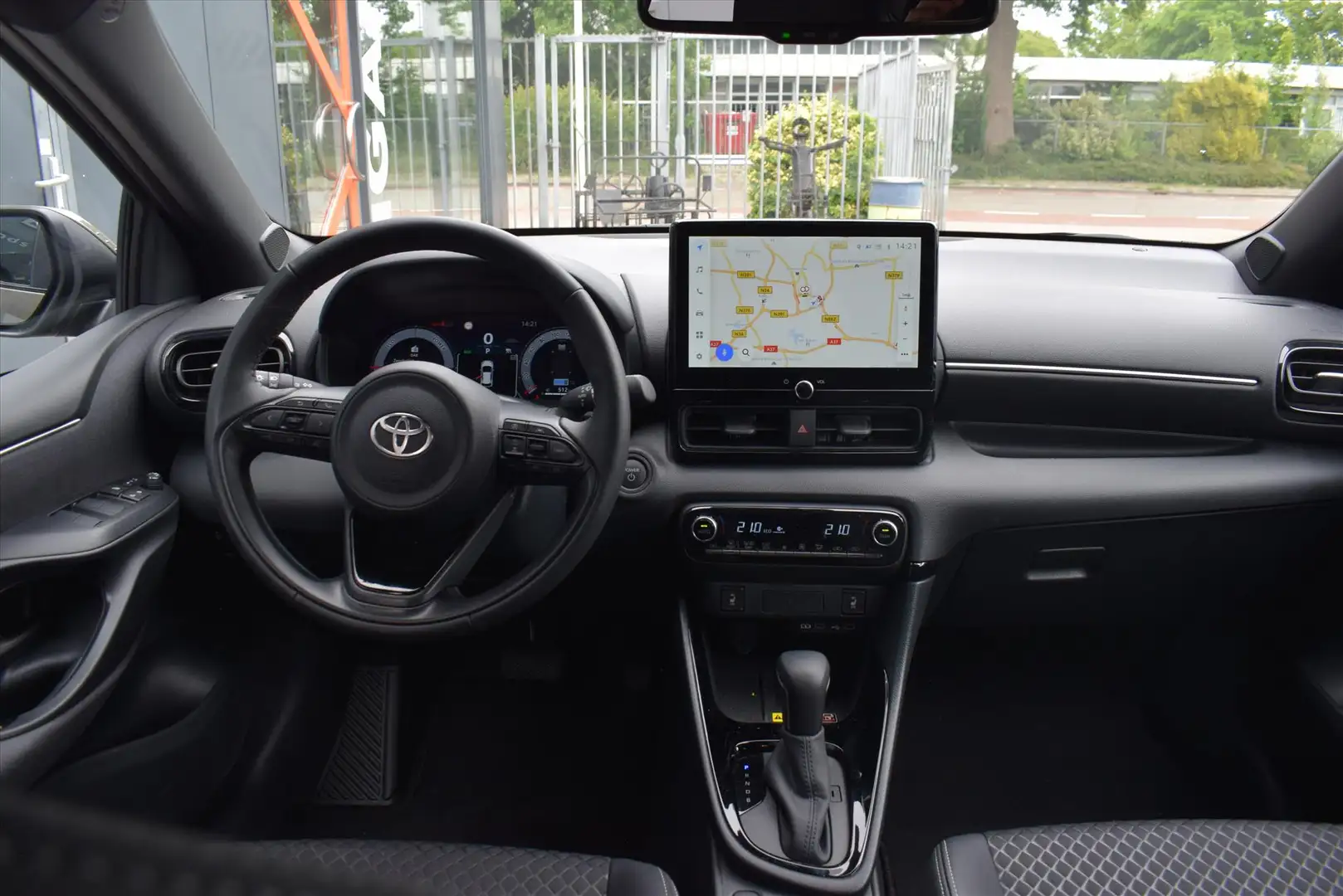 Toyota Yaris Hybrid 130 130pk CVT Executive Vert - 2