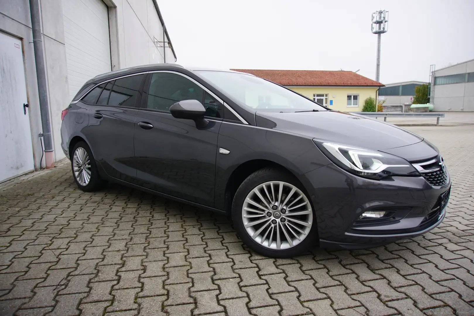 Opel Astra 1.4 16V Turbo Automatik AHK Pano Kamera Navi Grau - 1