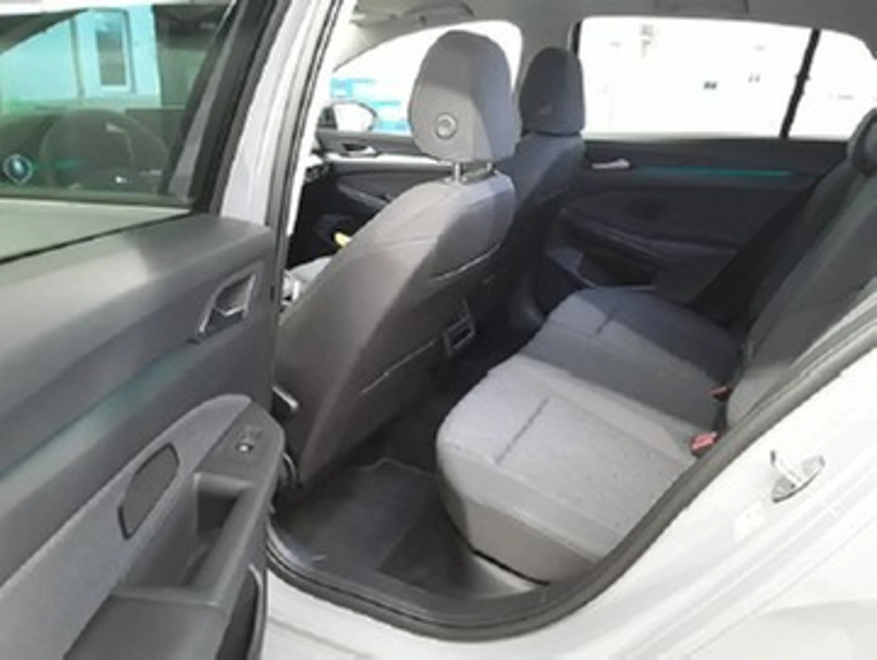 Volkswagen Golf VIII 1,5 TSI Life ACC Matrix Navi R-Kamera Soun... — photo 4