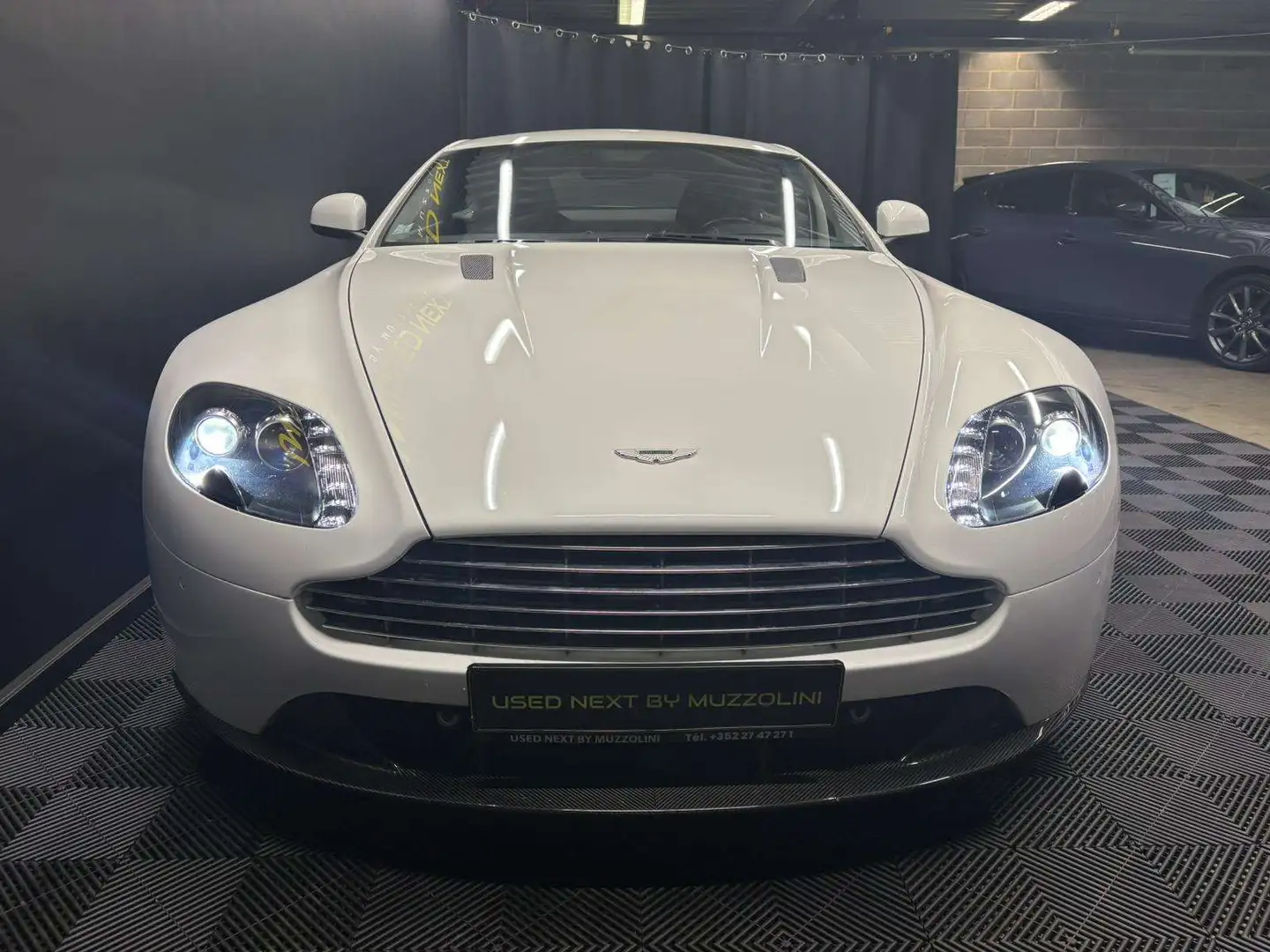 Aston Martin V8 VANTAGE Fehér - 2