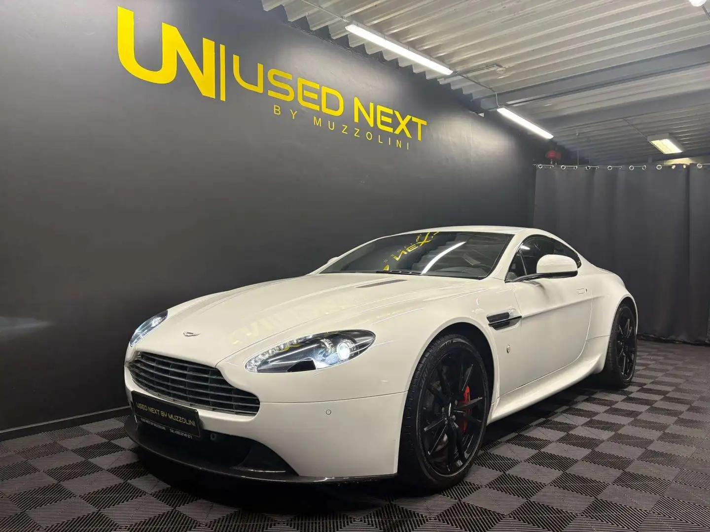 Aston Martin V8 VANTAGE Alb - 1
