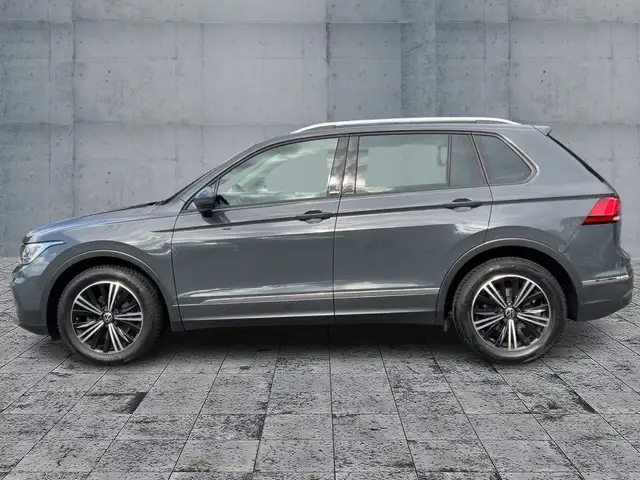 Volkswagen Tiguan view 4