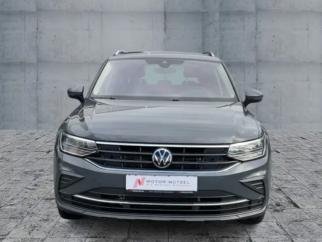 Volkswagen Tiguan view 3