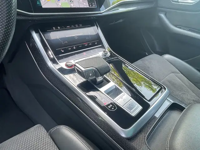Audi SQ8 view 15