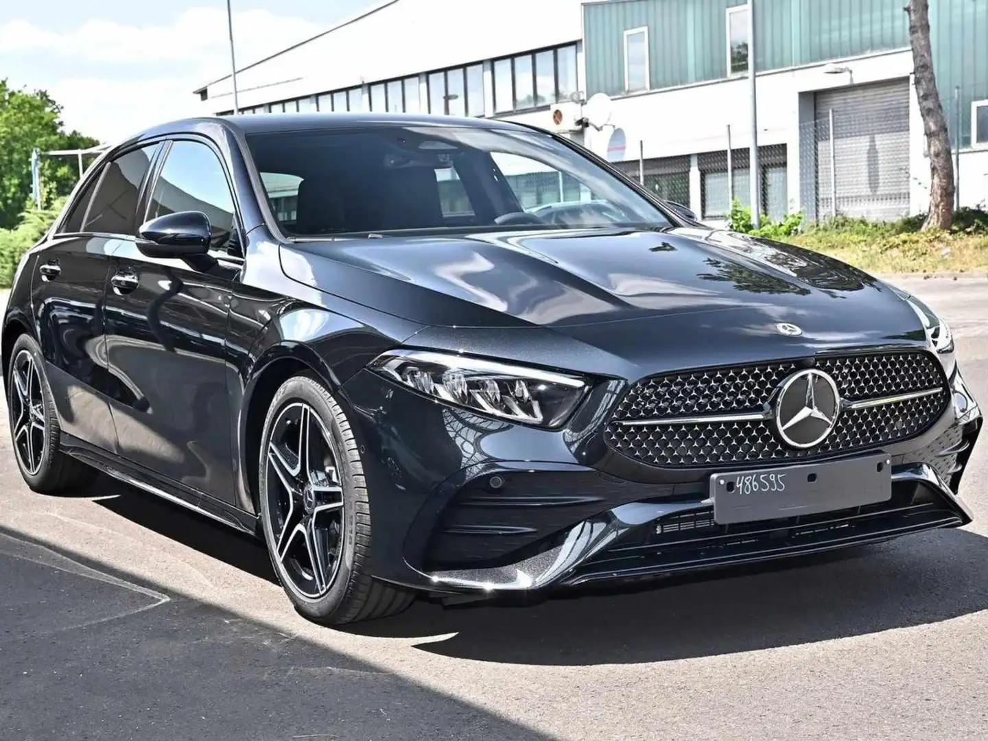 Mercedes-Benz A 200 Kompaktlimousine AMG Night Navi AHK Kamera Schwarz - 2